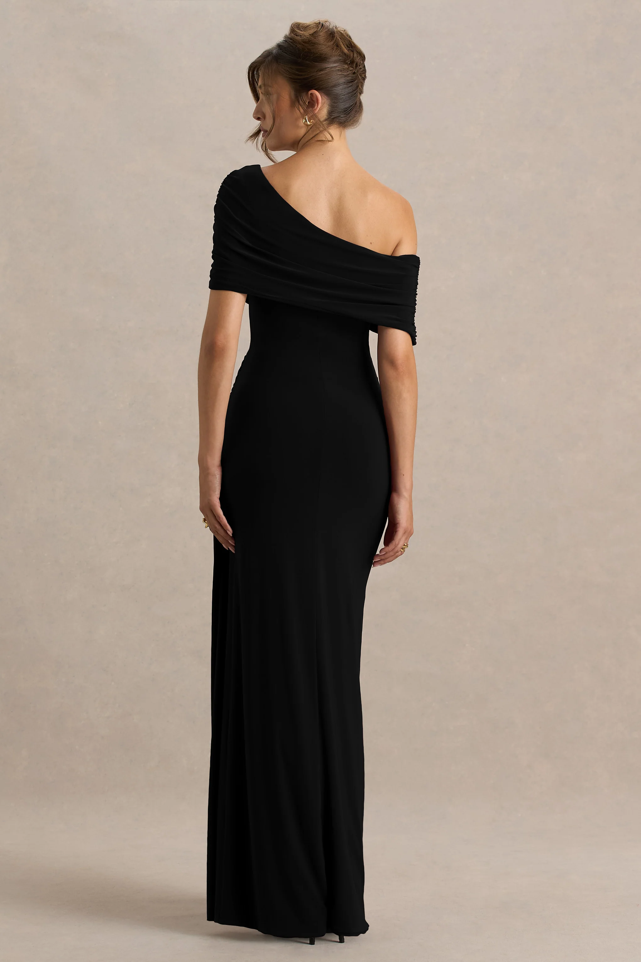 Dynasty | Zwarte Asymmetrische Halslijn Maxi Jurk met Gerimpelde Details en Hoge Voorsplit - Image 2