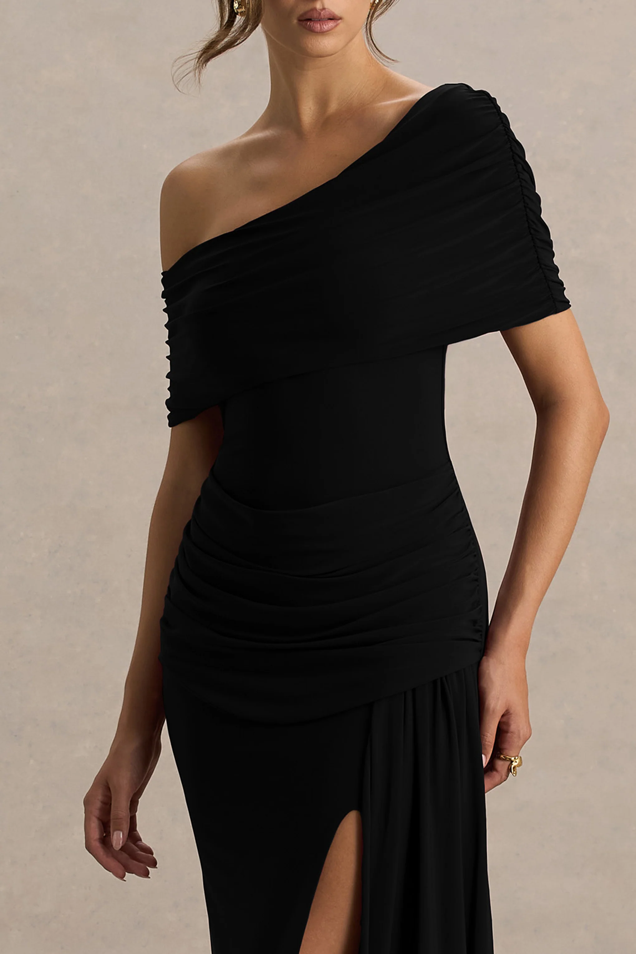 Dynasty | Zwarte Asymmetrische Halslijn Maxi Jurk met Gerimpelde Details en Hoge Voorsplit - Image 4