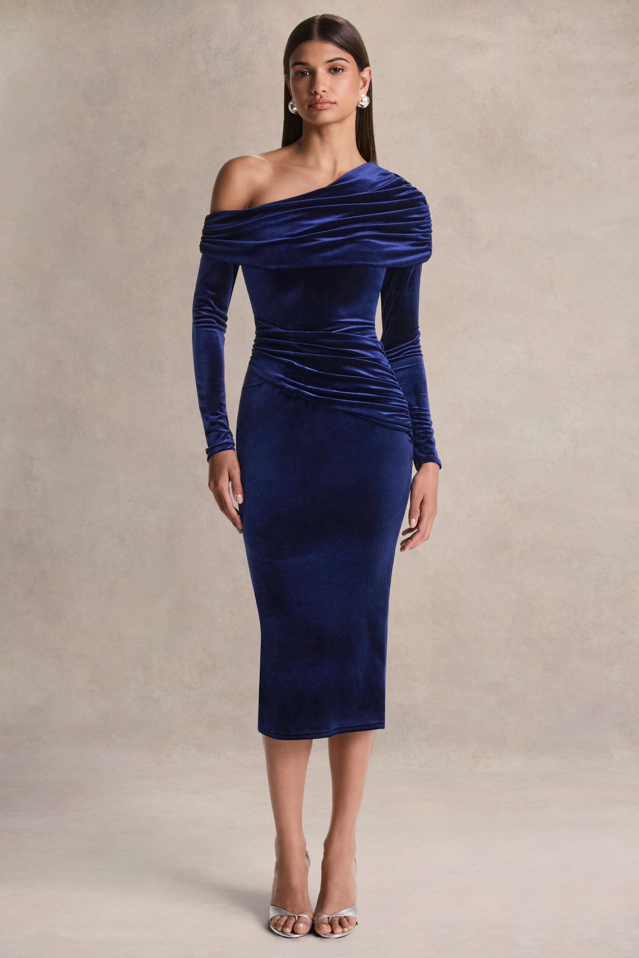 Eirene | Blauwe Fluweel Asymmetrische Hals Midi Jurk - Image 4