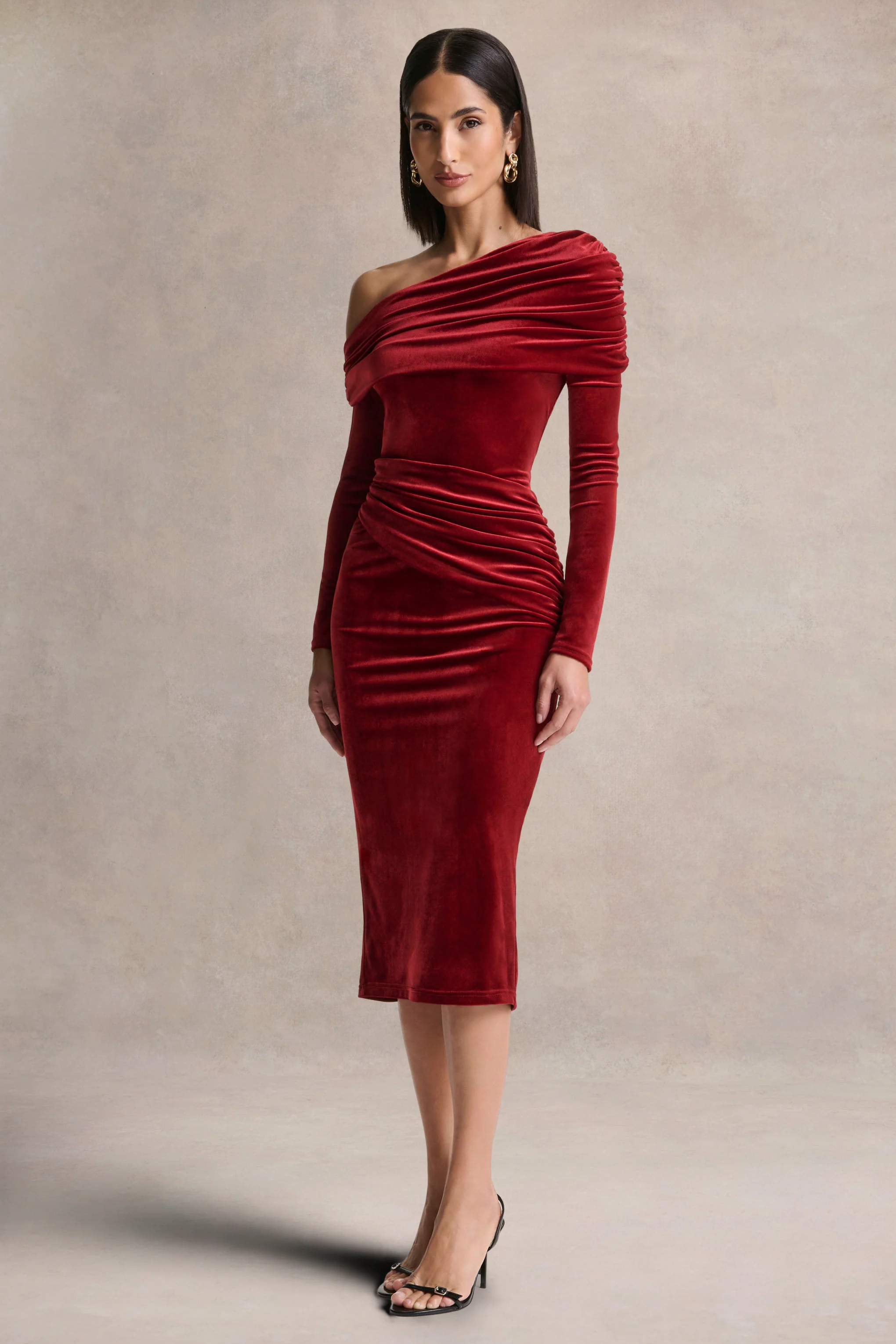 Eirene | Rode Fluwelen Midi Jurk met Asymmetrische Halslijn - Image 7