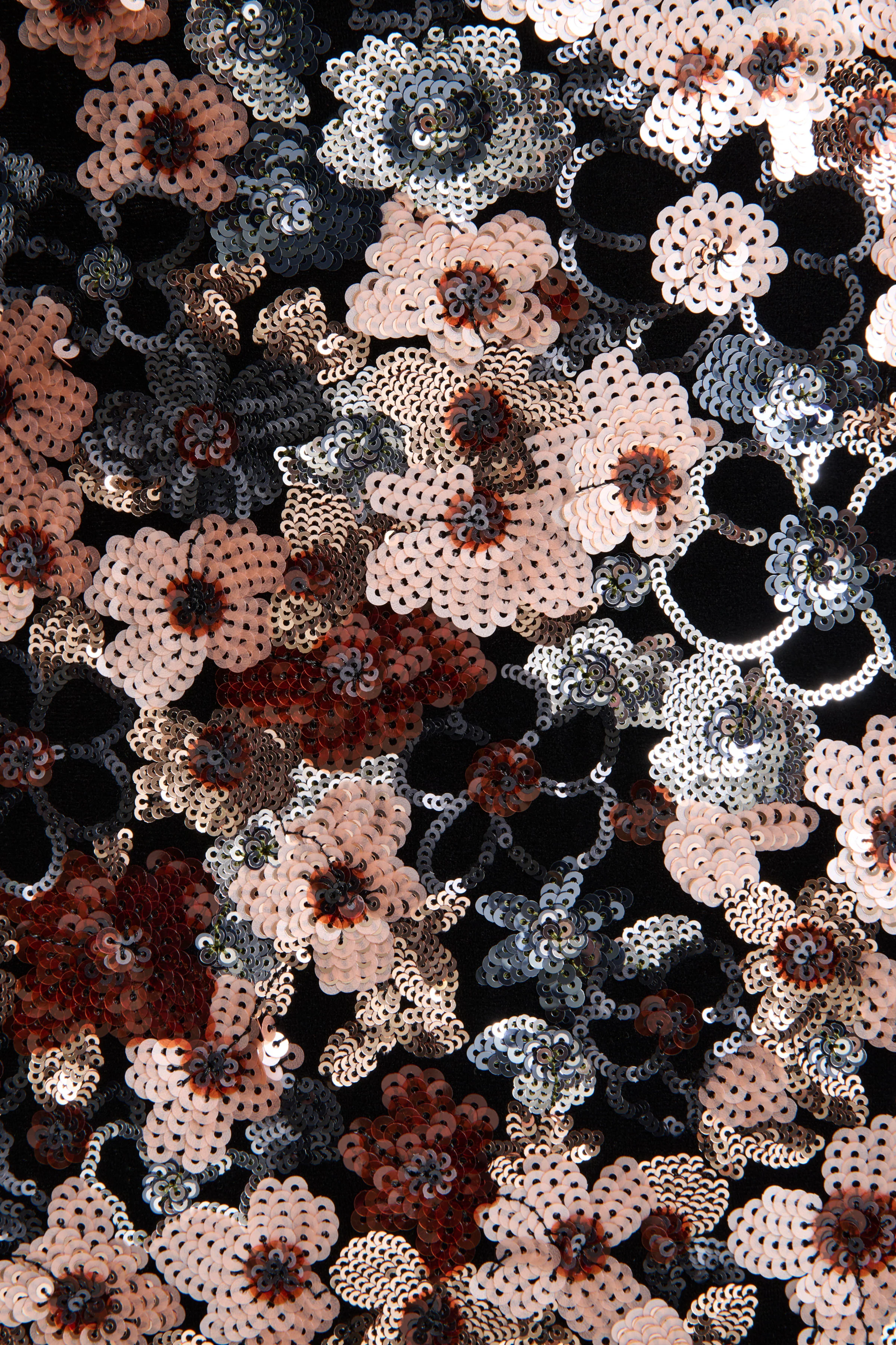 Electric | Zwarte Bloemenpailletten En Fluwelen Maxi Jurk Met Asymmetrische Hals - Image 7