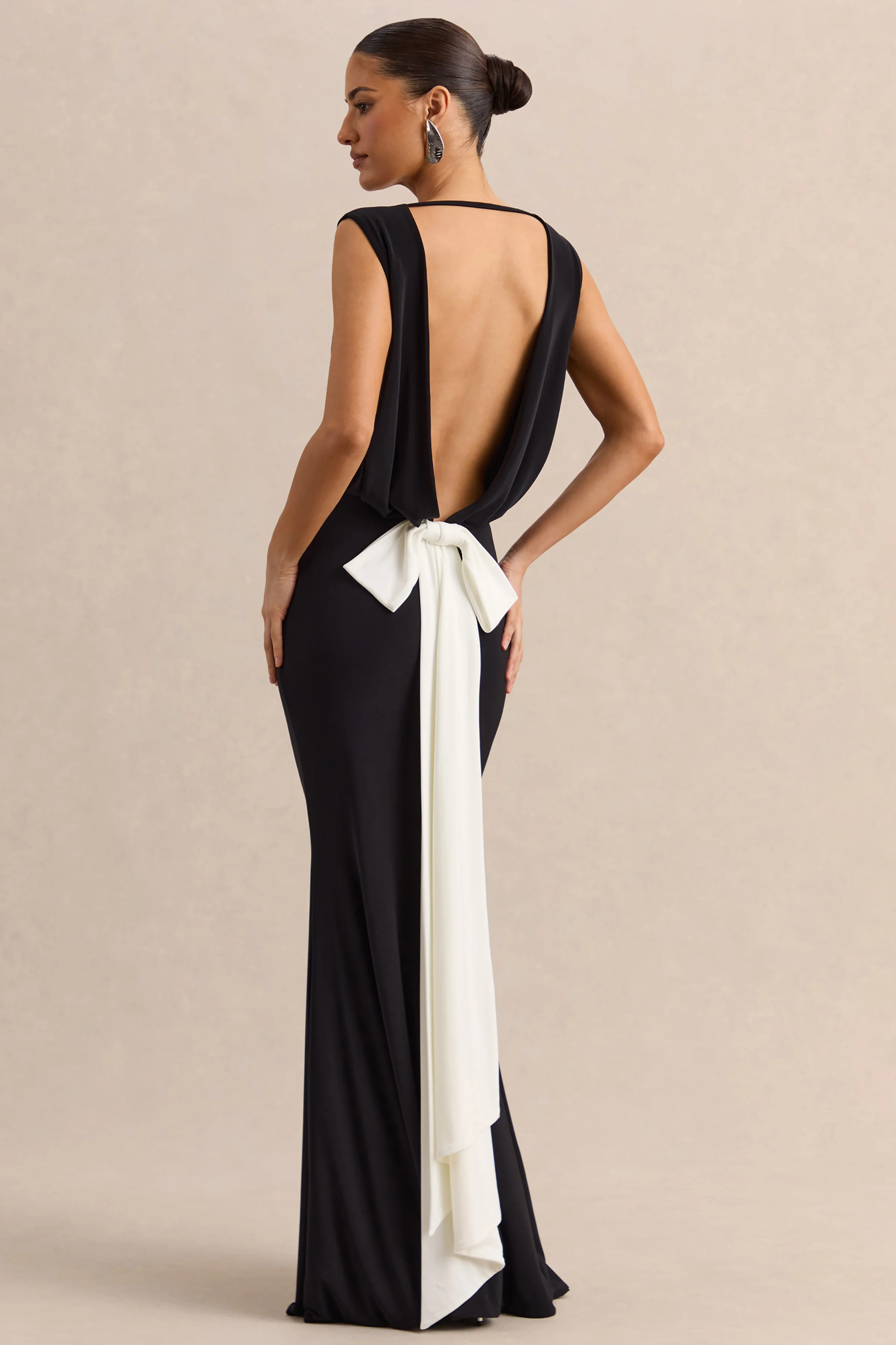 Elicette | Zwarte Ronde Hals Maxi Jurk Met Open Rug En Strikdetail