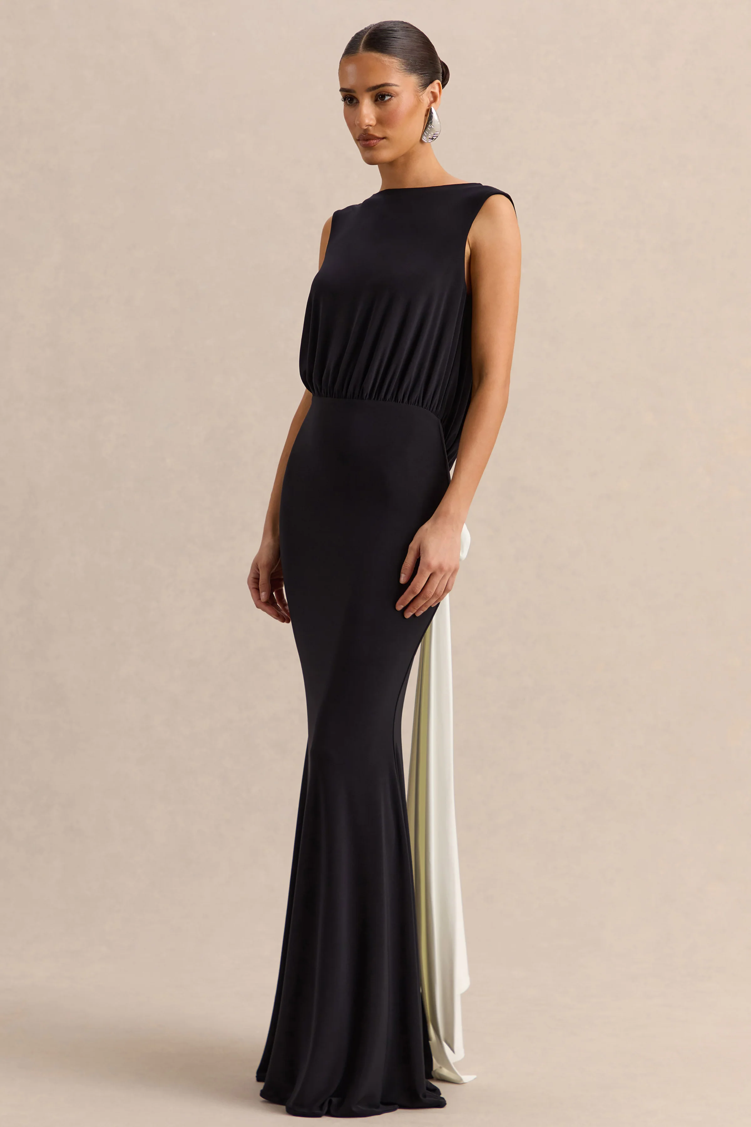 Elicette | Zwarte Ronde Hals Maxi Jurk Met Open Rug En Strikdetail - Image 4