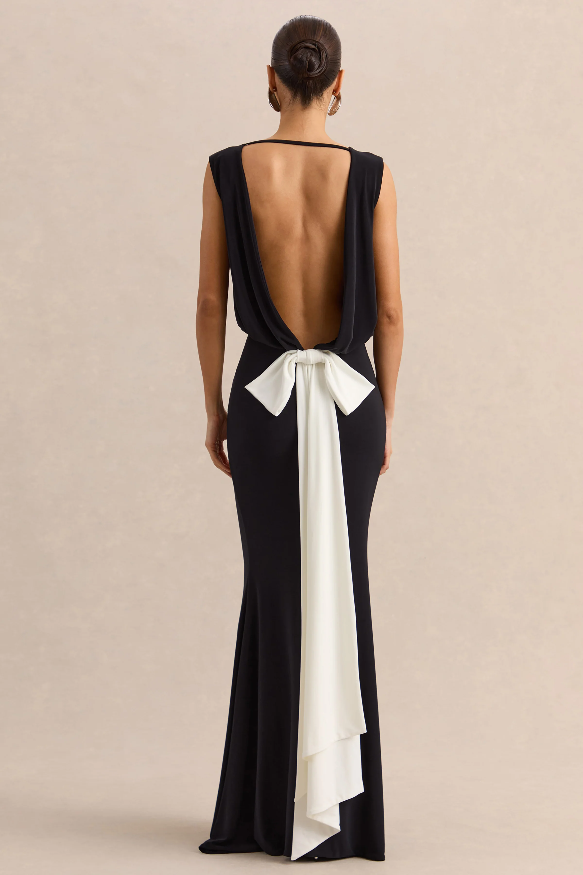 Elicette | Zwarte Ronde Hals Maxi Jurk Met Open Rug En Strikdetail - Image 5
