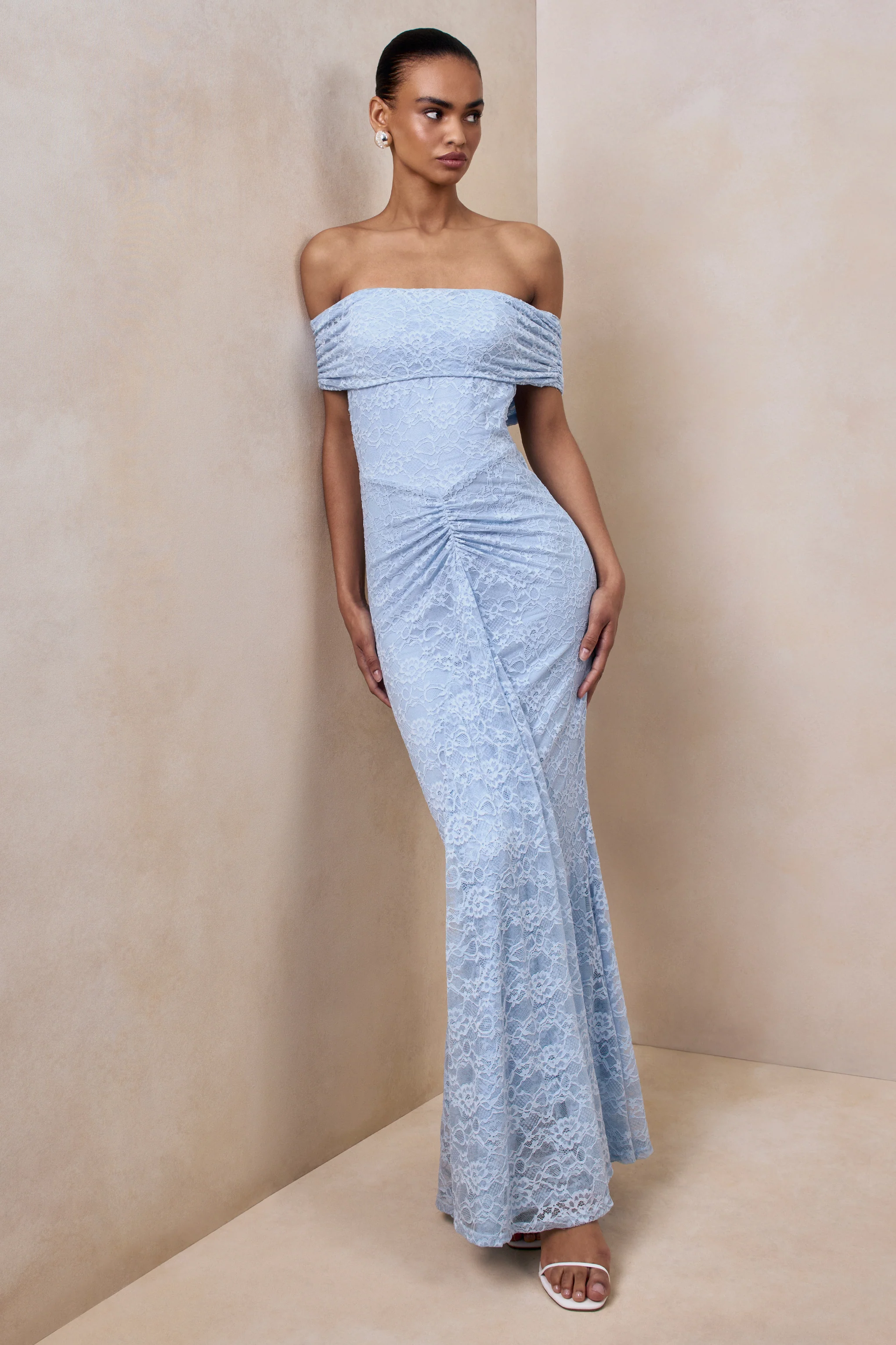 Elinor | Poederblauwe Kanten Maxi Jurk Met Bardot Halslijn En Gerimpelde Details
