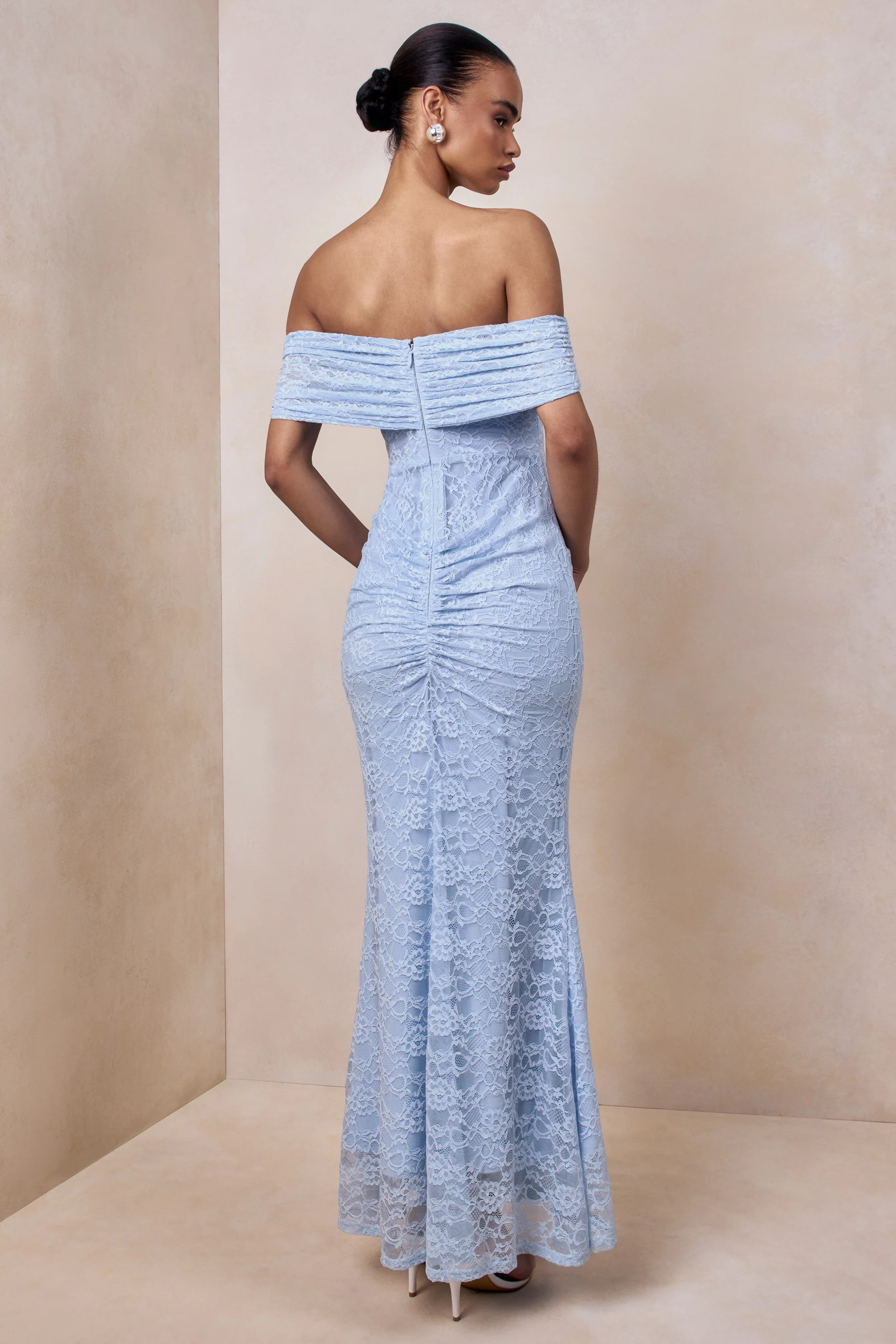 Elinor | Poederblauwe Kanten Maxi Jurk Met Bardot Halslijn En Gerimpelde Details - Image 2
