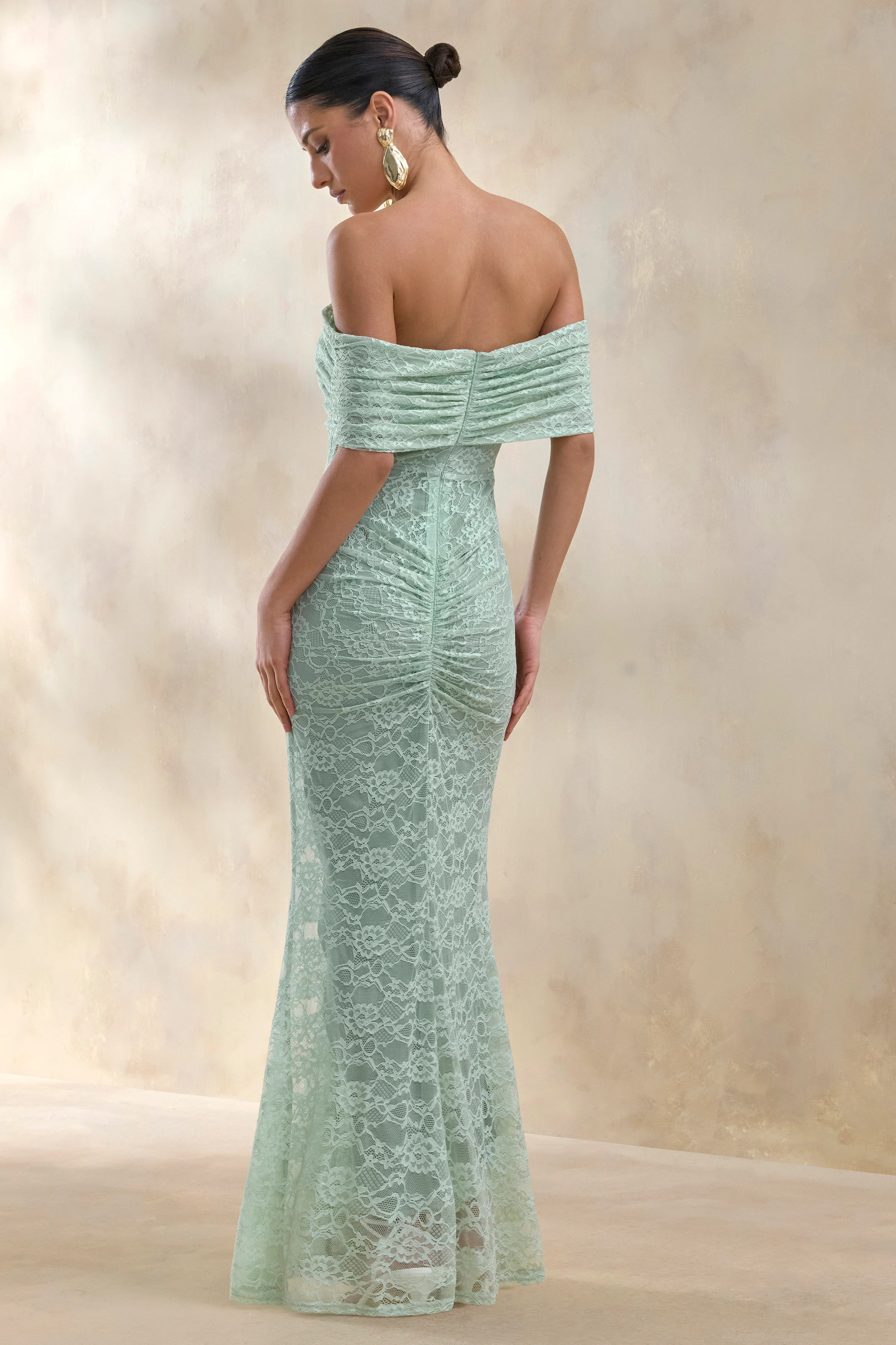 Elinor | Saliegroene Kanten Maxi Jurk Met Bardot Hals En Gerimpelde Details - Image 2