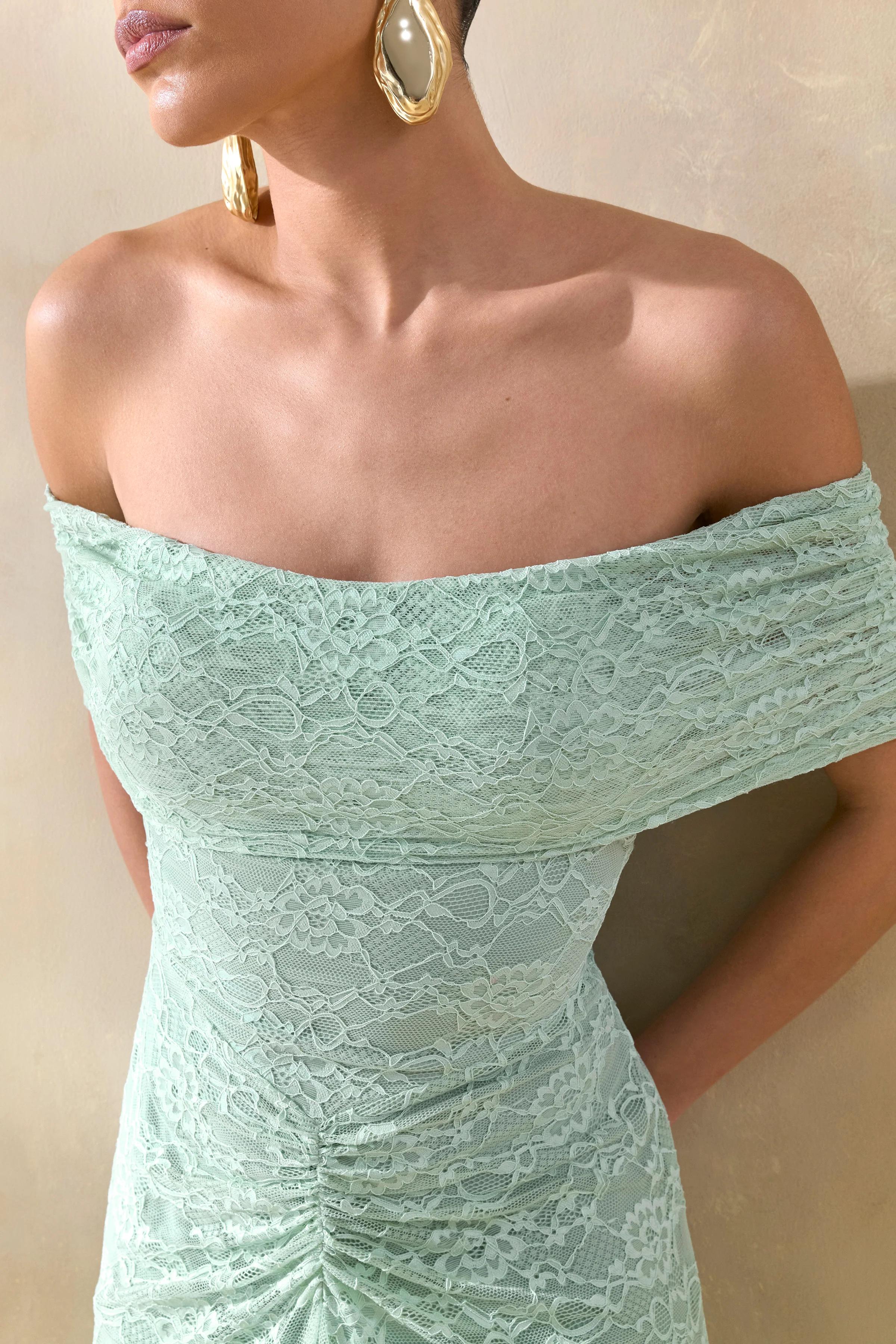 Elinor | Saliegroene Kanten Maxi Jurk Met Bardot Hals En Gerimpelde Details - Image 3