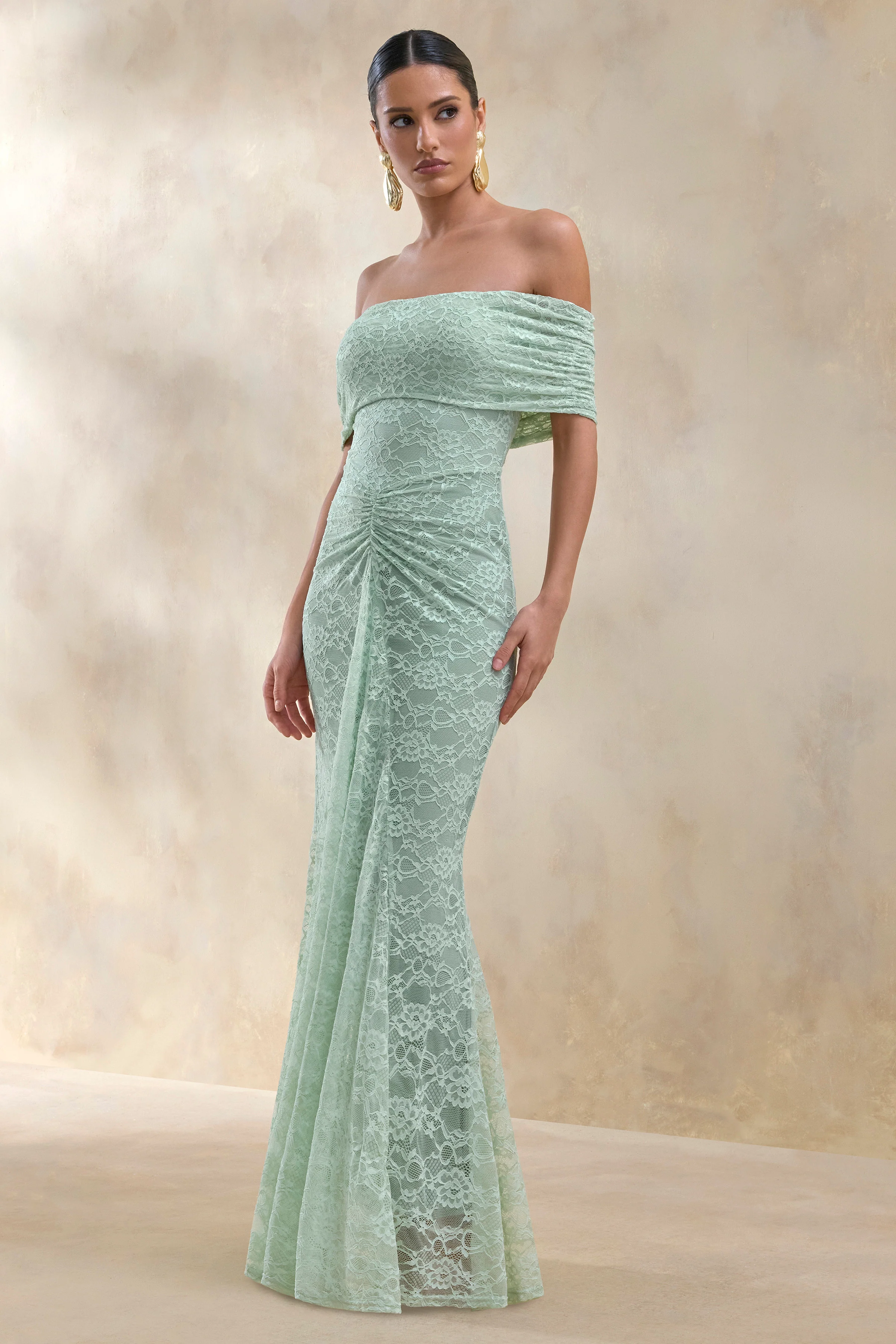 Elinor | Saliegroene Kanten Maxi Jurk Met Bardot Hals En Gerimpelde Details - Image 4