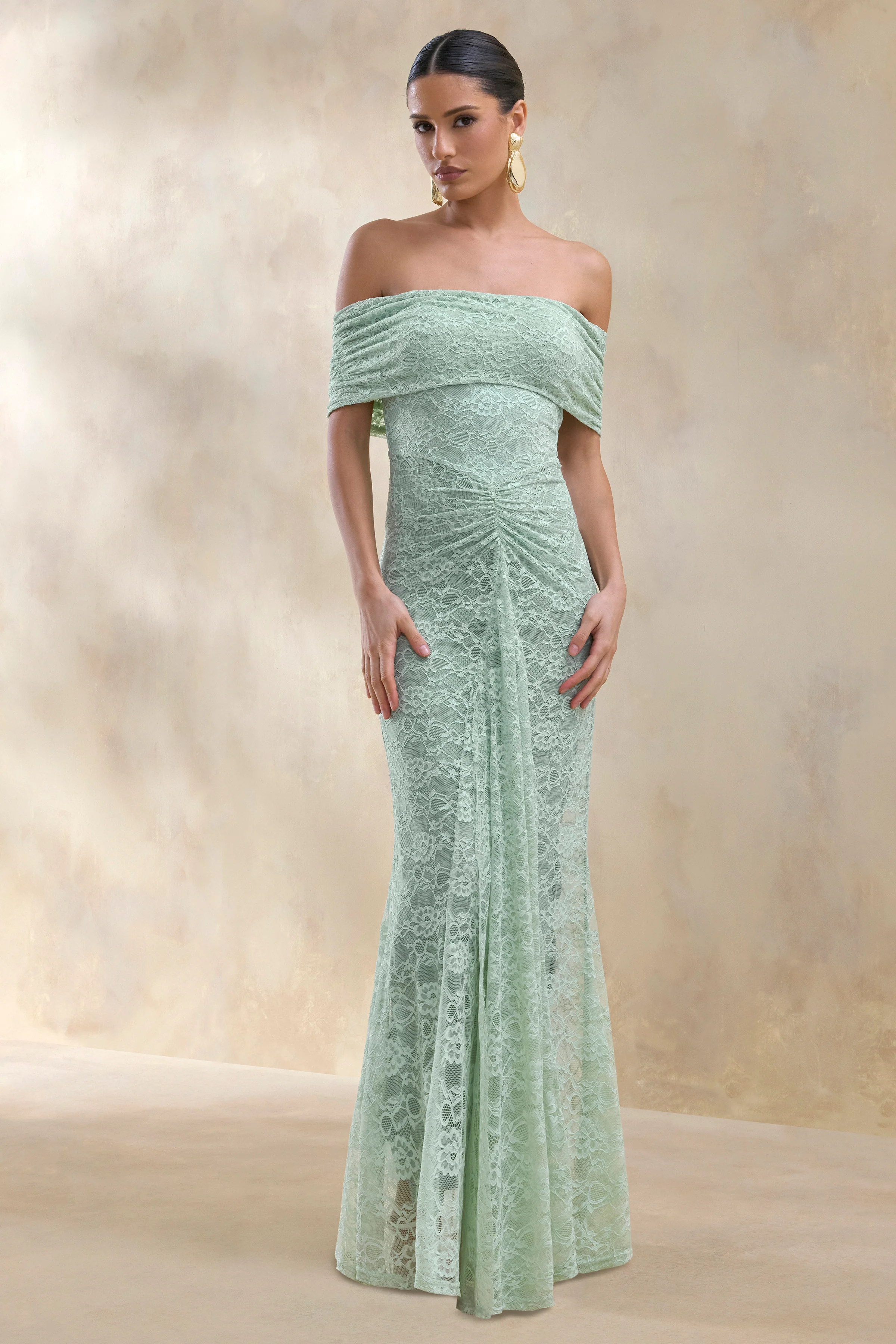 Elinor | Saliegroene Kanten Maxi Jurk Met Bardot Hals En Gerimpelde Details - Image 5