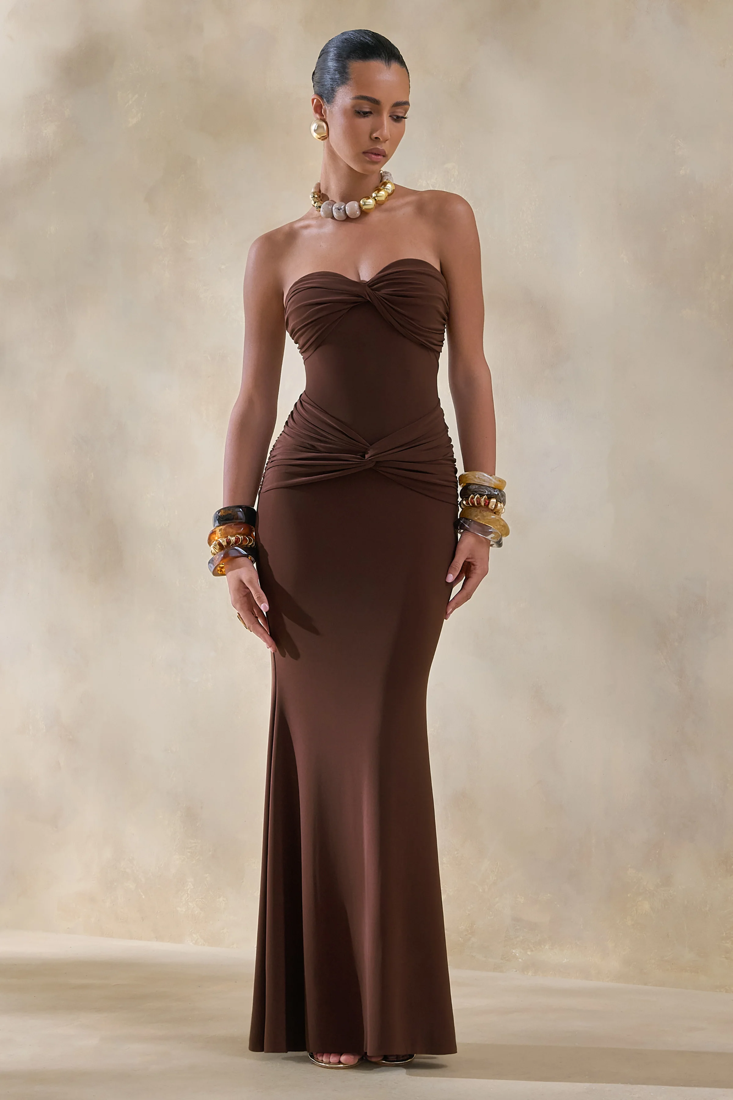 Elodia | Bruine Bandeau Maxi Jurk Met Gerimpelde Details