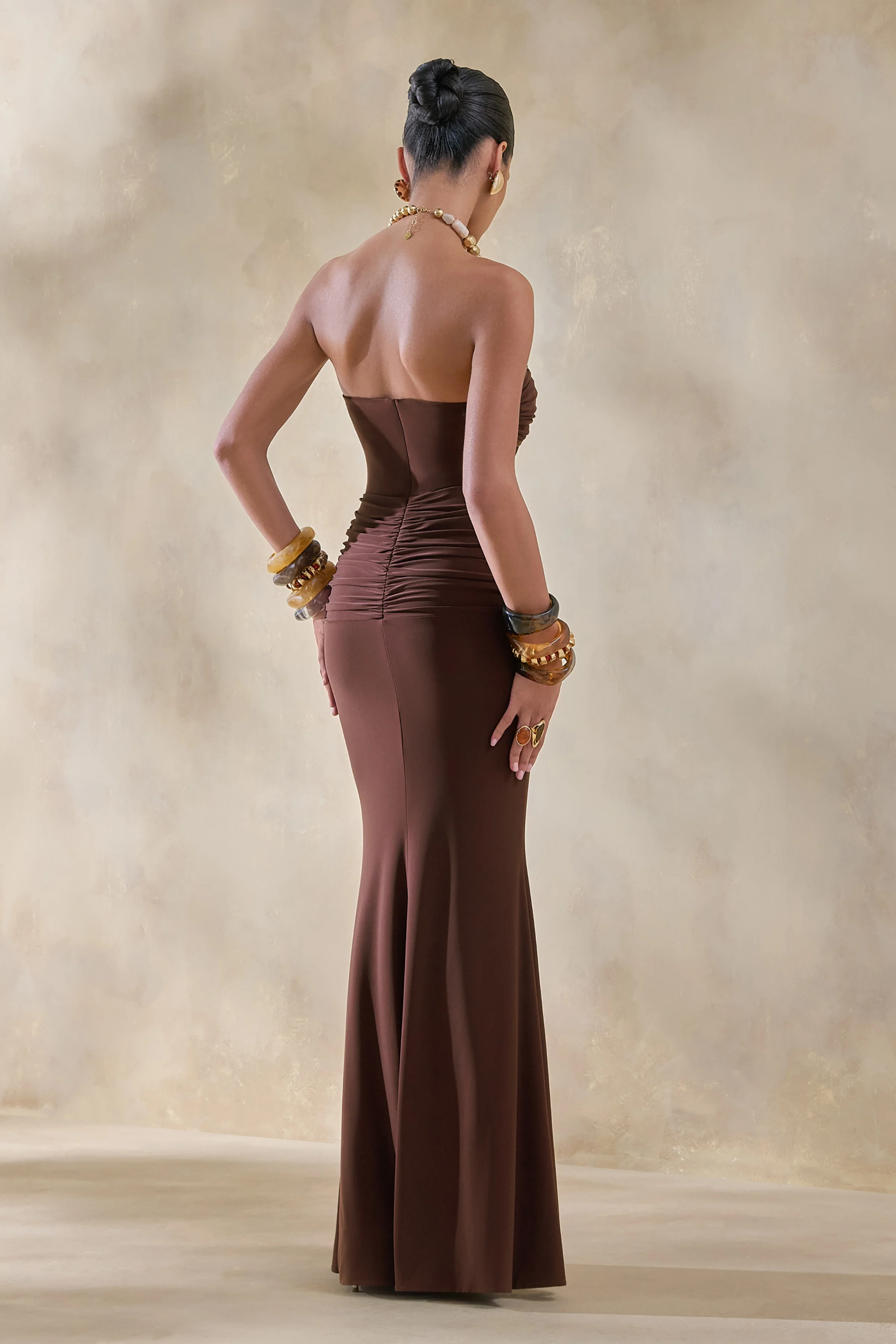 Elodia | Bruine Bandeau Maxi Jurk Met Gerimpelde Details - Image 2