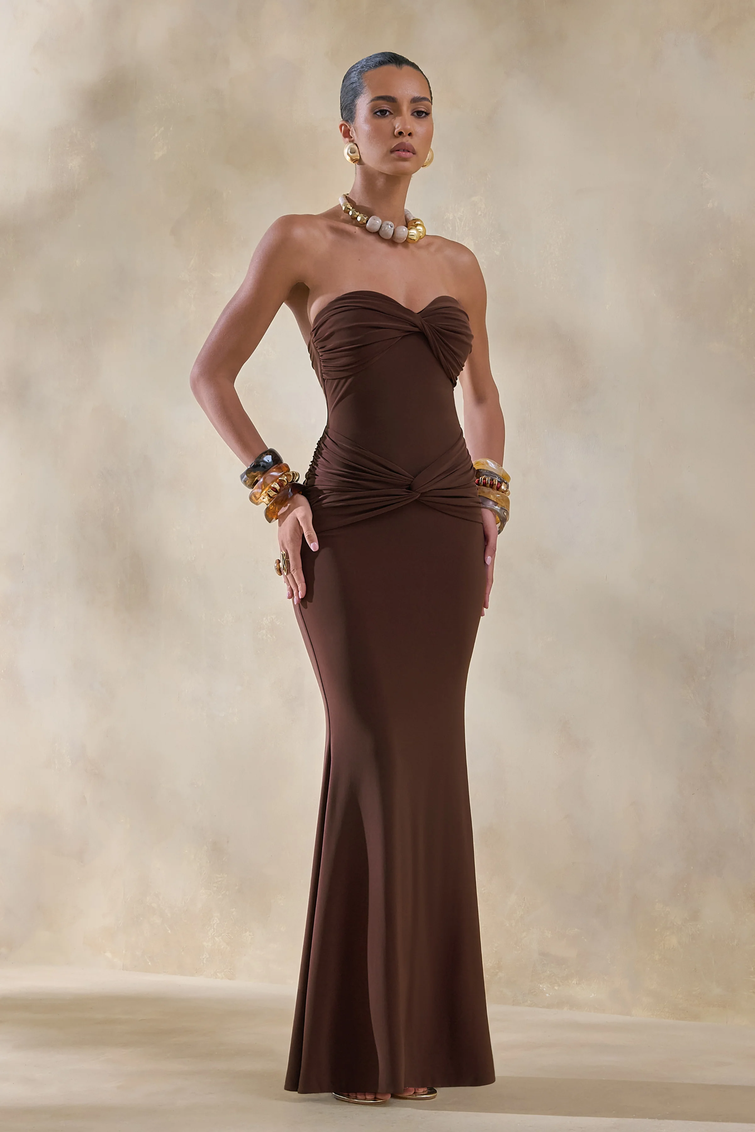 Elodia | Bruine Bandeau Maxi Jurk Met Gerimpelde Details - Image 4