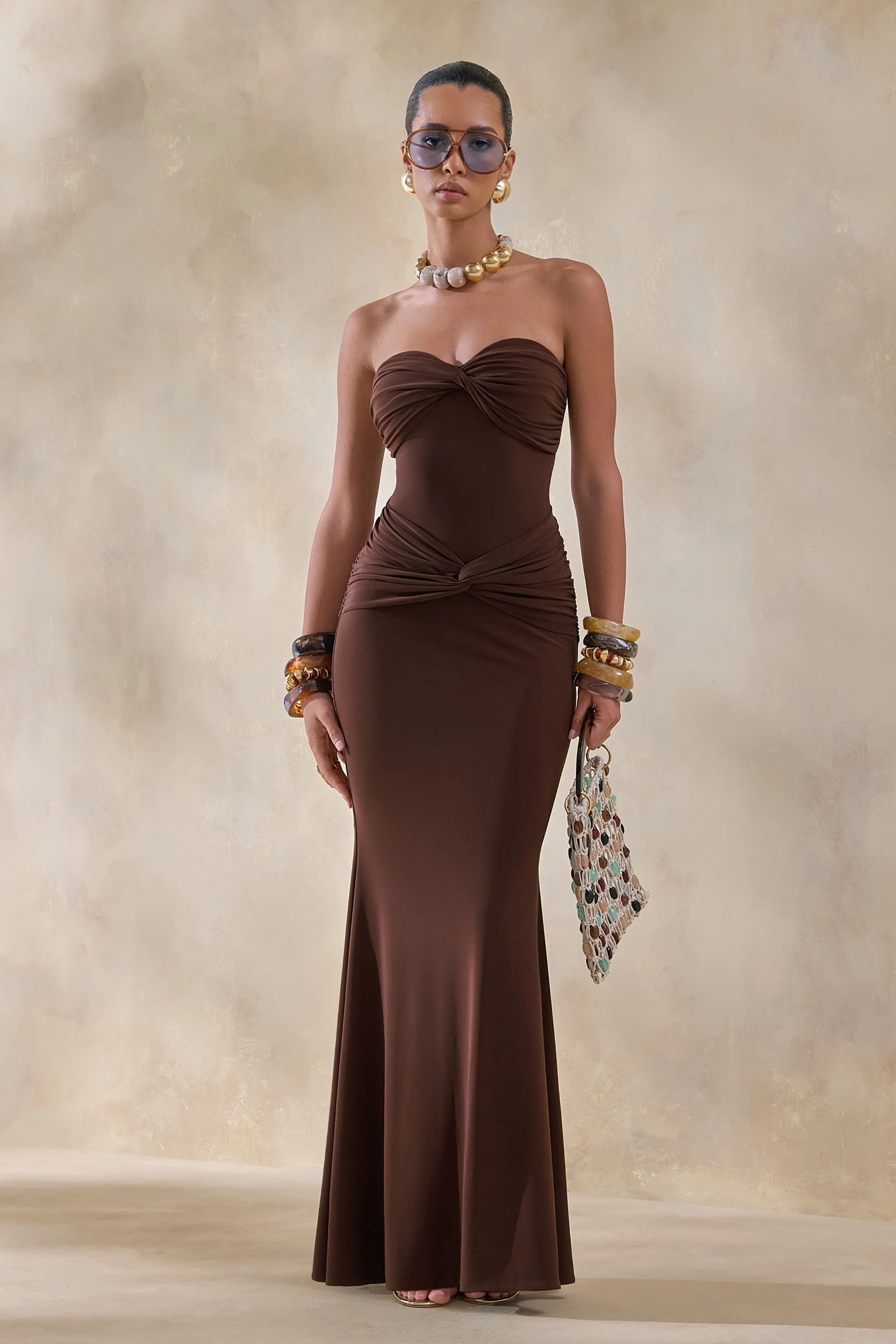 Elodia | Bruine Bandeau Maxi Jurk Met Gerimpelde Details - Image 6