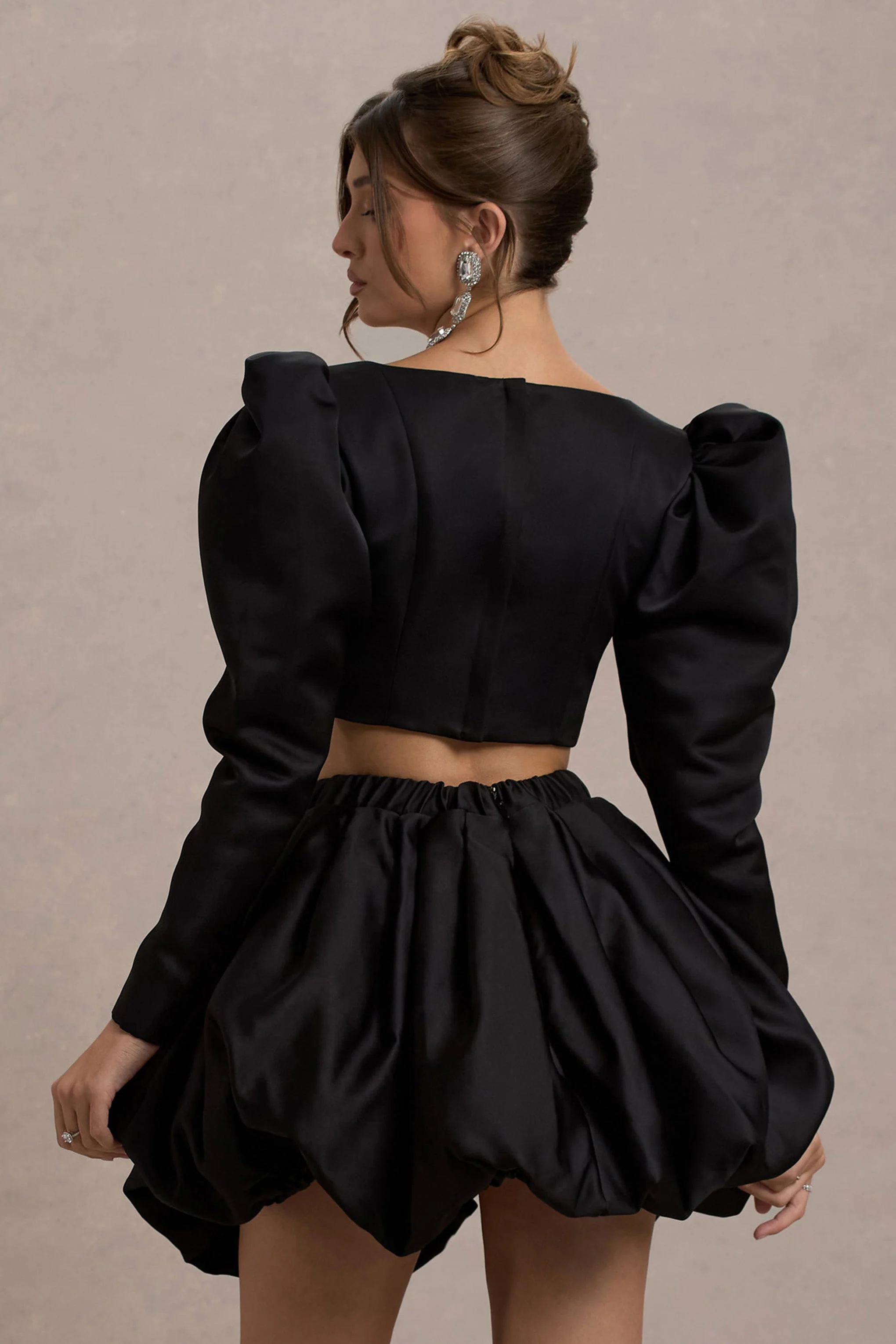 Eloisa | Zwarte Satijnen Cropped Jas Met Puffmouwen - Image 2