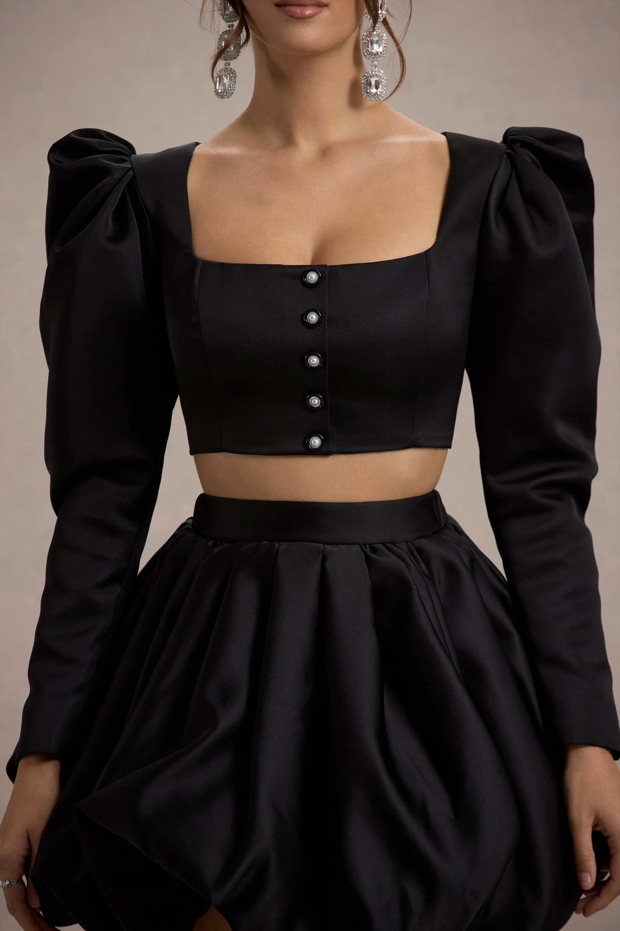 Eloisa | Zwarte Satijnen Cropped Jas Met Puffmouwen - Image 7