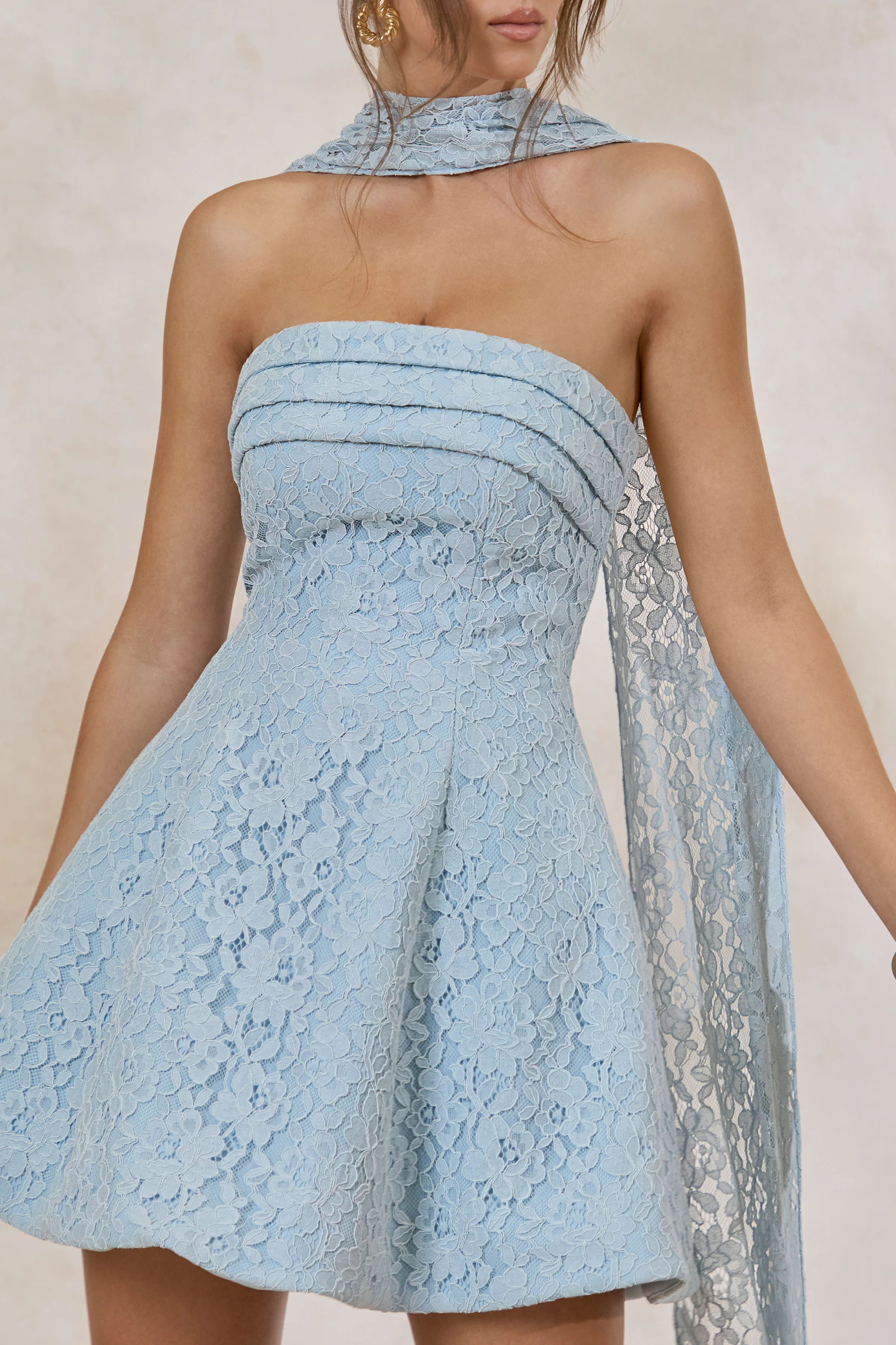 Elvara | Lichtblauwe Kanten Mini Jurk Met Bandeau‑Hals En Sjaaldetail - Image 3