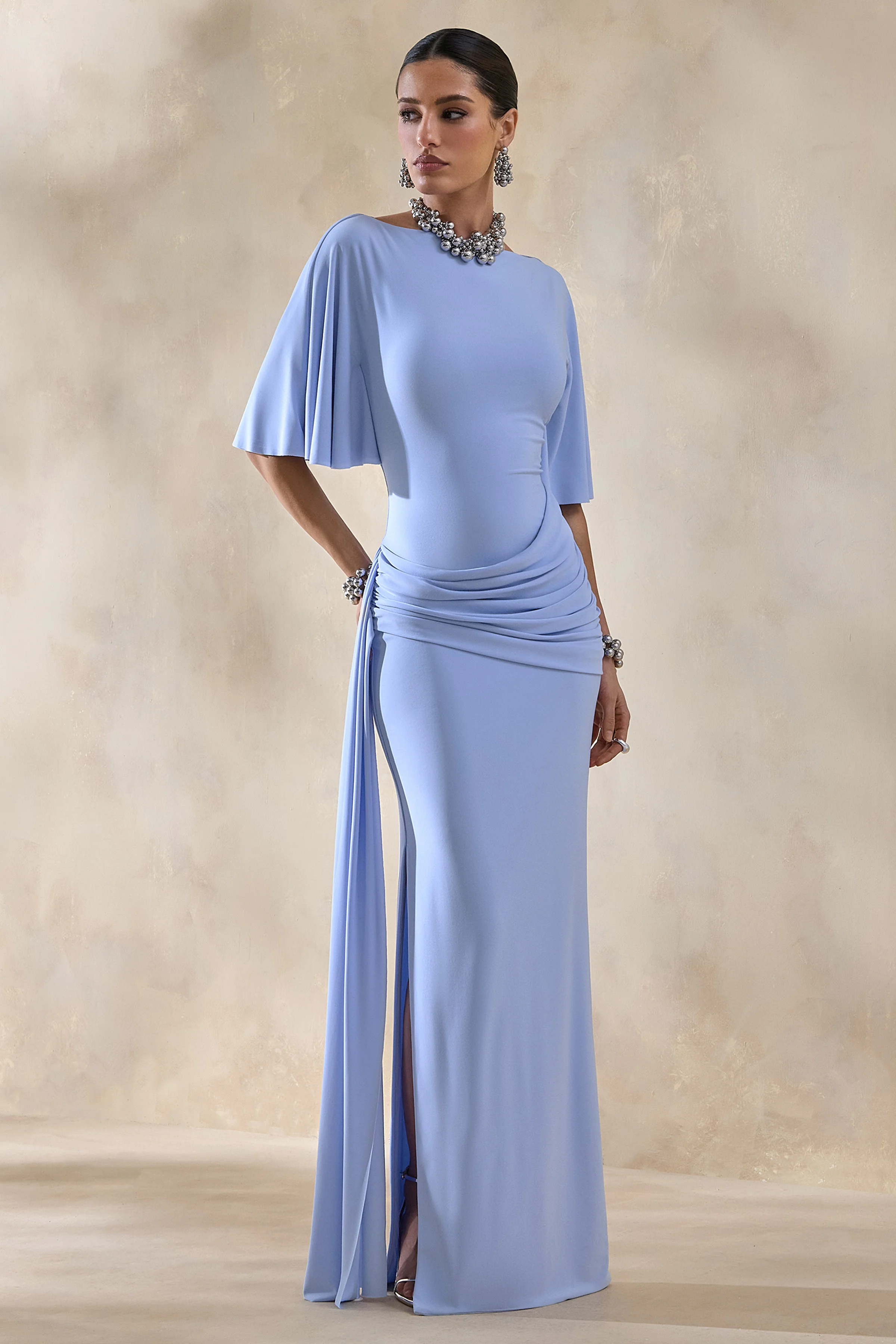 Emerelle | Poederblauwe Brede Hals Maxi Jurk Met Ceintuur En Draperend detail