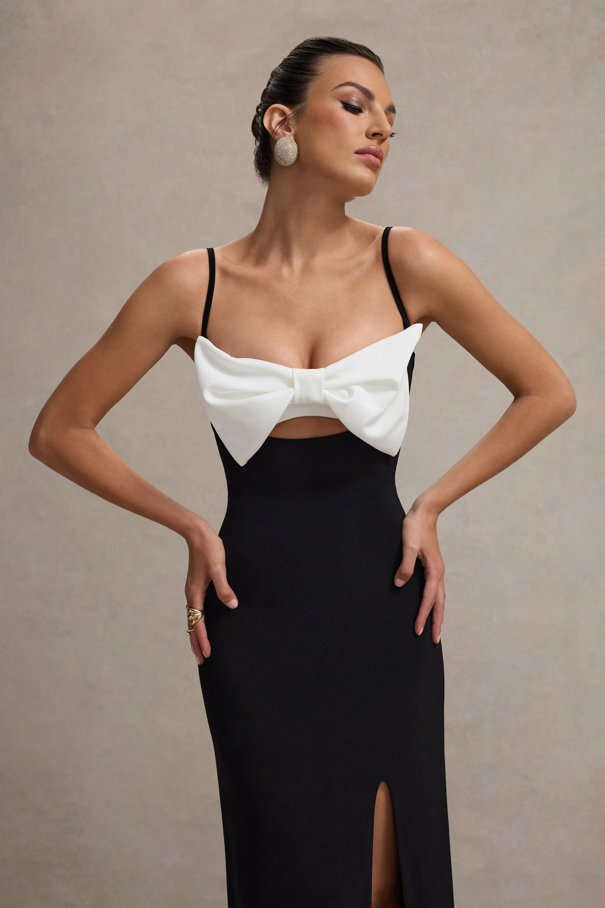 Emmalou | Zwart-Witte Split Maxi Jurk Met Spaghetti bandjes En Strik detail - Image 3