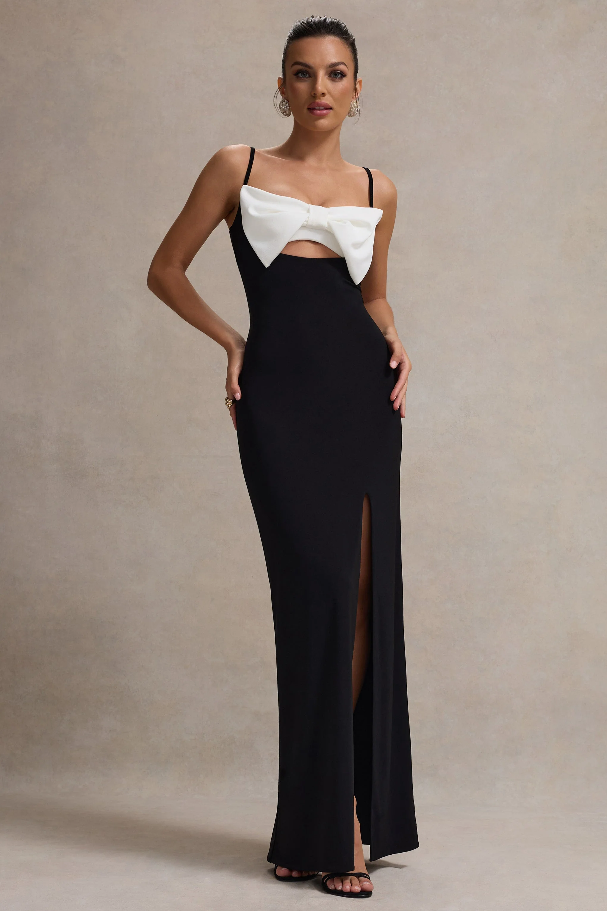 Emmalou | Zwart-Witte Split Maxi Jurk Met Spaghetti bandjes En Strik detail - Image 5