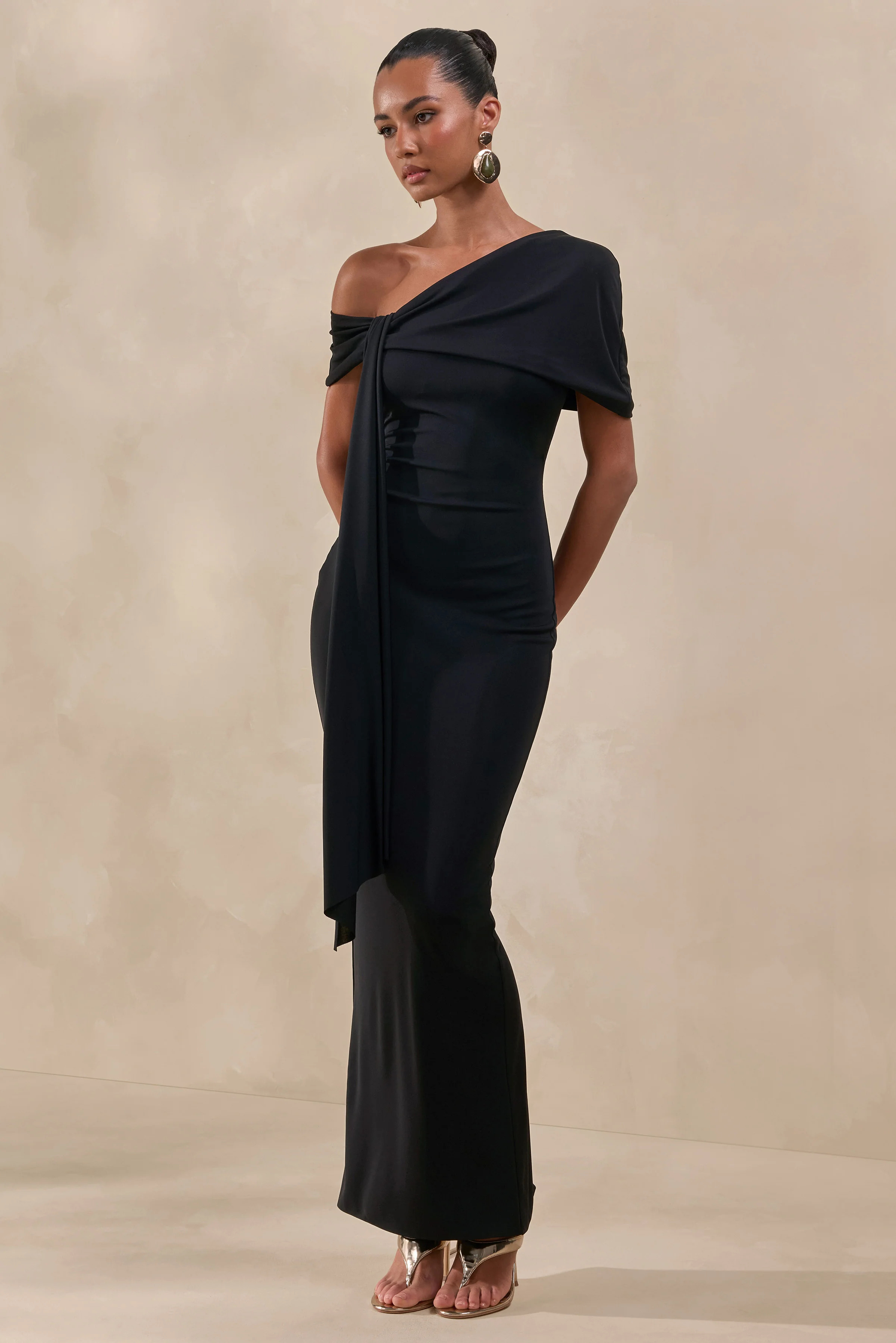 Esalina | Zwarte Asymmetrische Hals Maxi Jurk Met Ceintuur