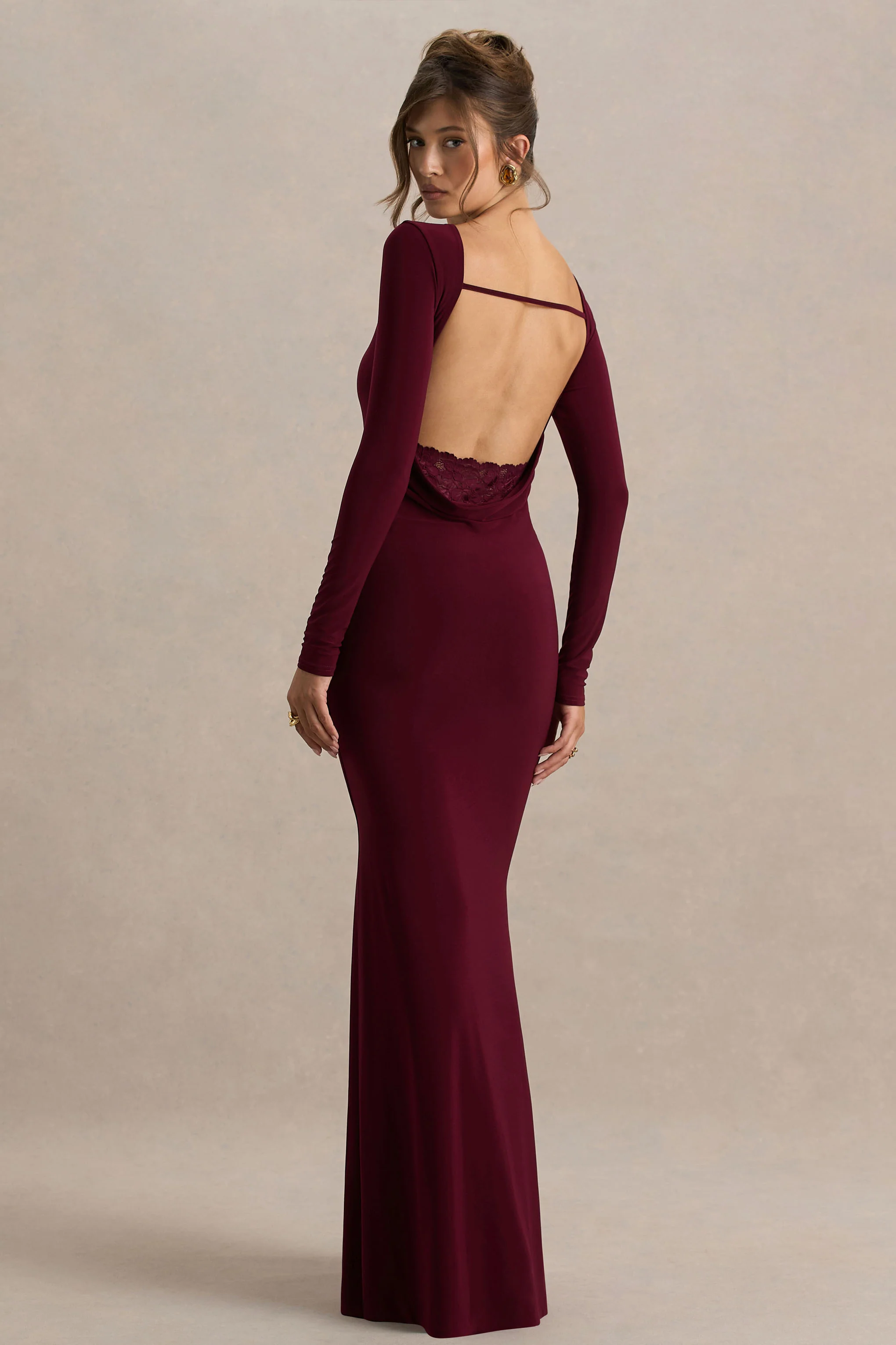 Estelle | Bordeaux Boot Hals Maxi Jurk Met Open Rug En Kanten Detail