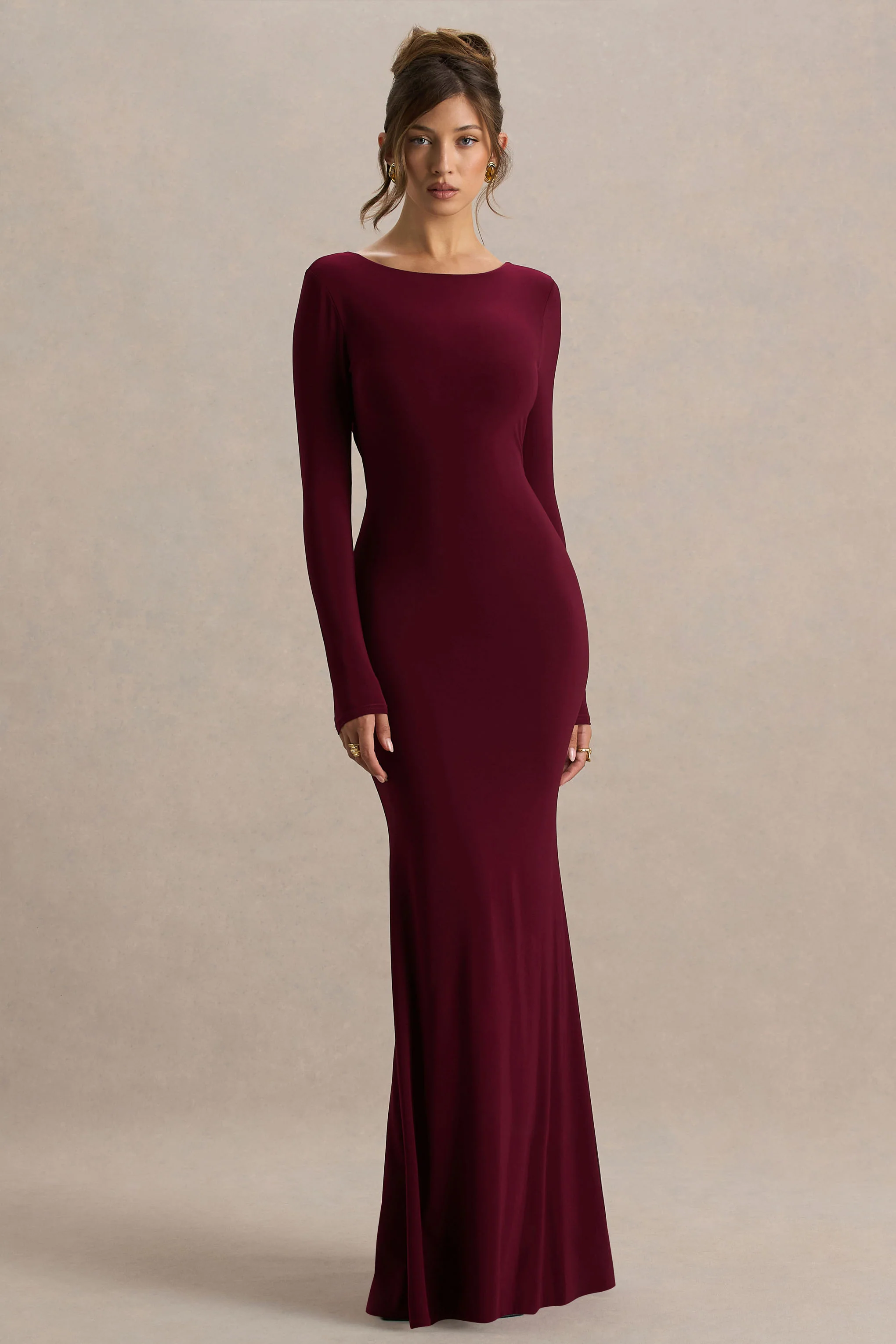Estelle | Bordeaux Boot Hals Maxi Jurk Met Open Rug En Kanten Detail - Image 2