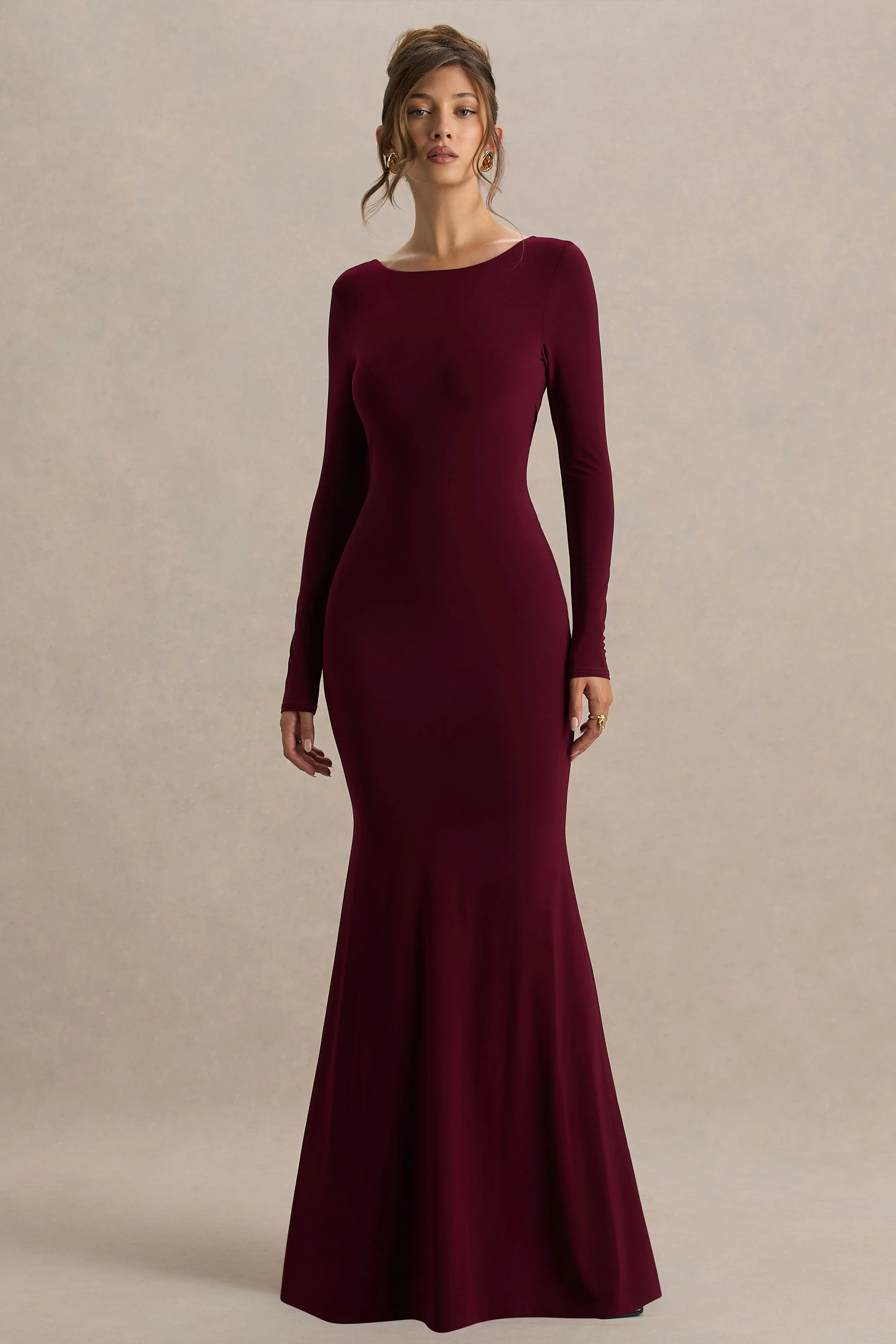 Estelle | Bordeaux Boot Hals Maxi Jurk Met Open Rug En Kanten Detail - Image 3