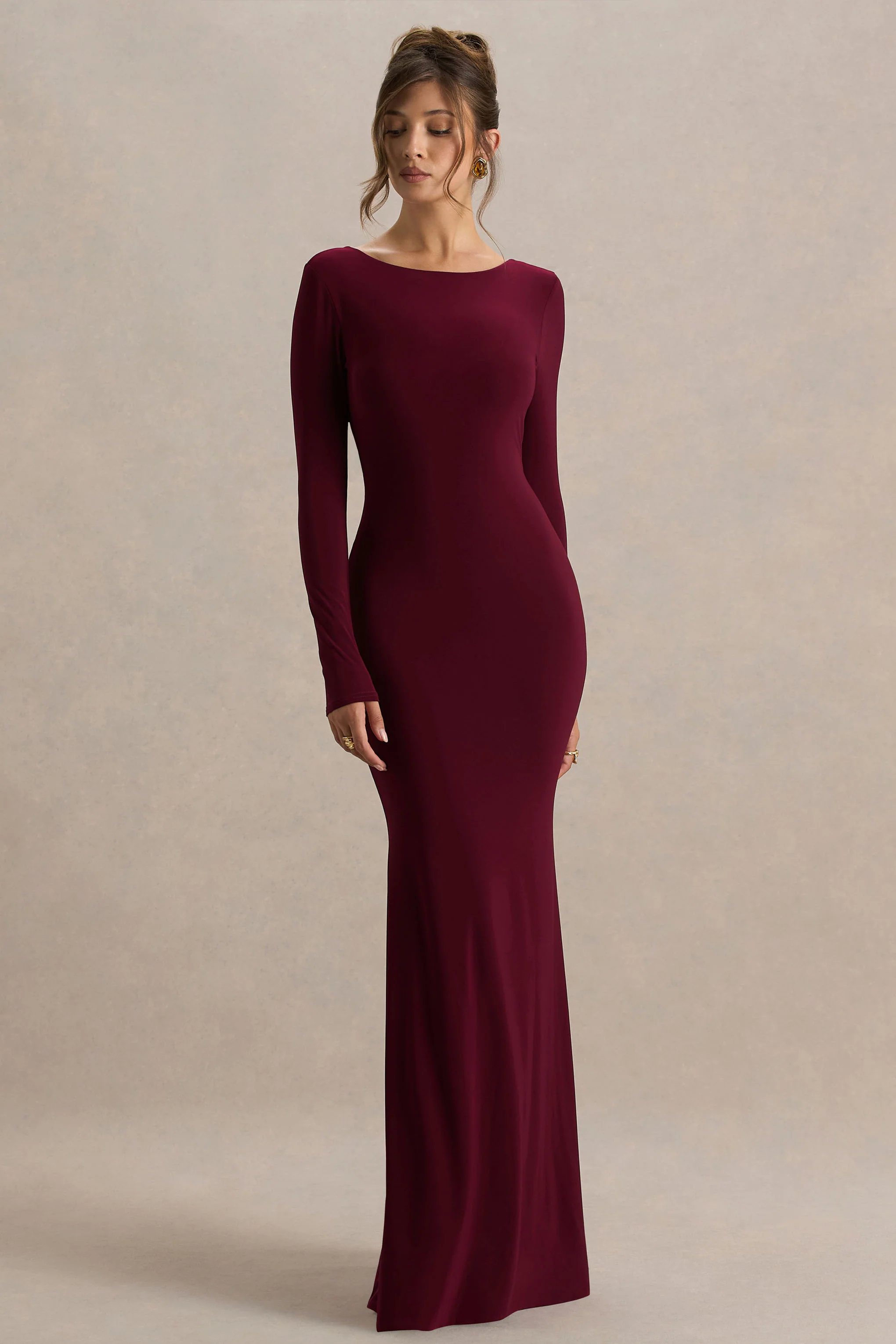 Estelle | Bordeaux Boot Hals Maxi Jurk Met Open Rug En Kanten Detail - Image 4