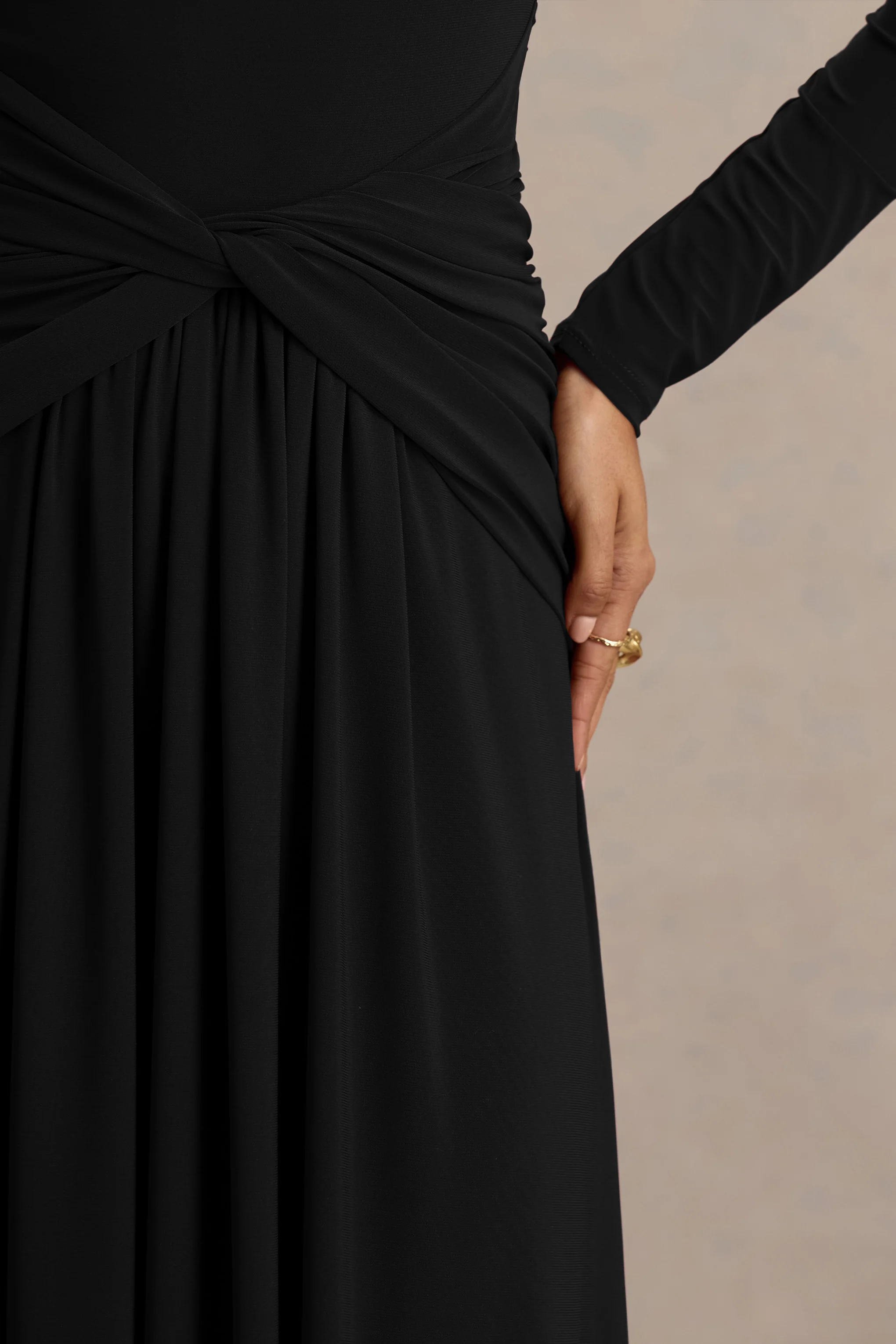 Estrella | Zwart Hoge Hals Maxi Jurk Met Gerimpeld Details - Image 6