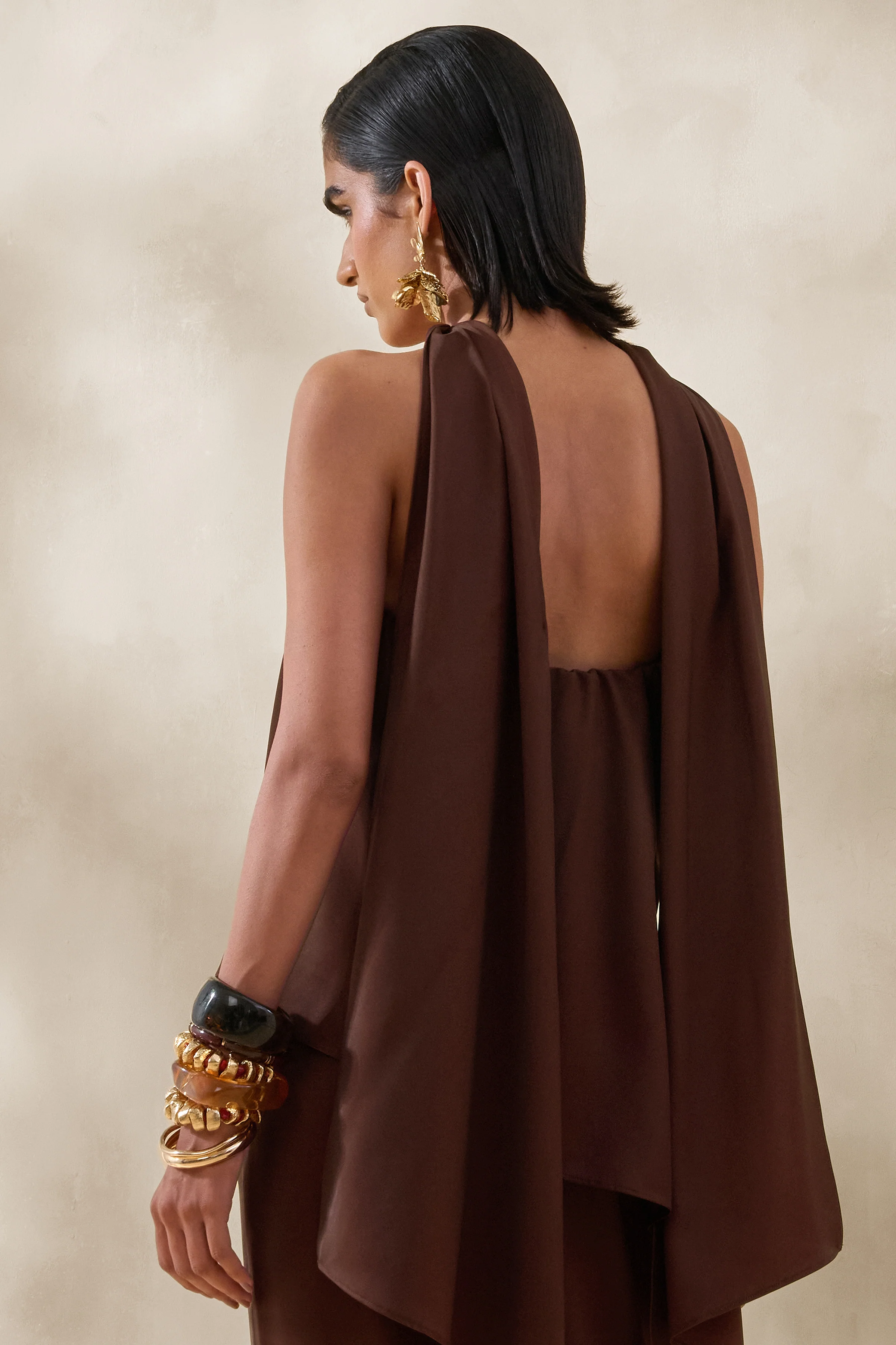 Evandra | Bruine Satijnen Bandeau Top Met Sjaal - Image 2