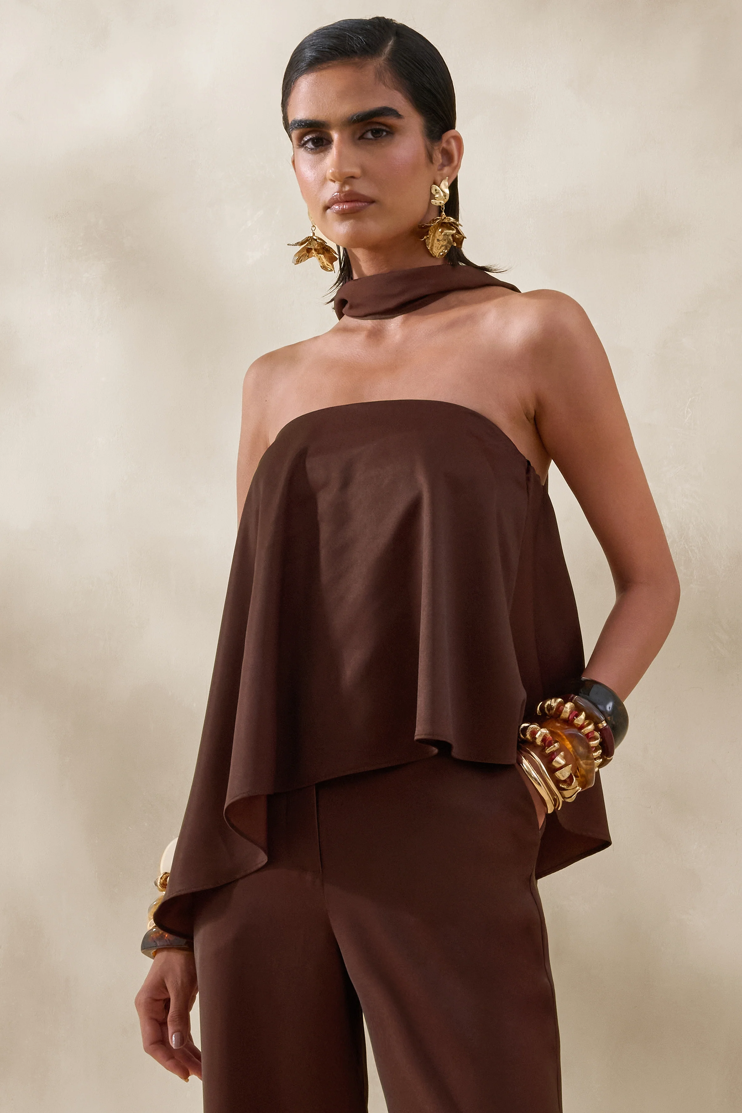 Evandra | Bruine Satijnen Bandeau Top Met Sjaal - Image 4