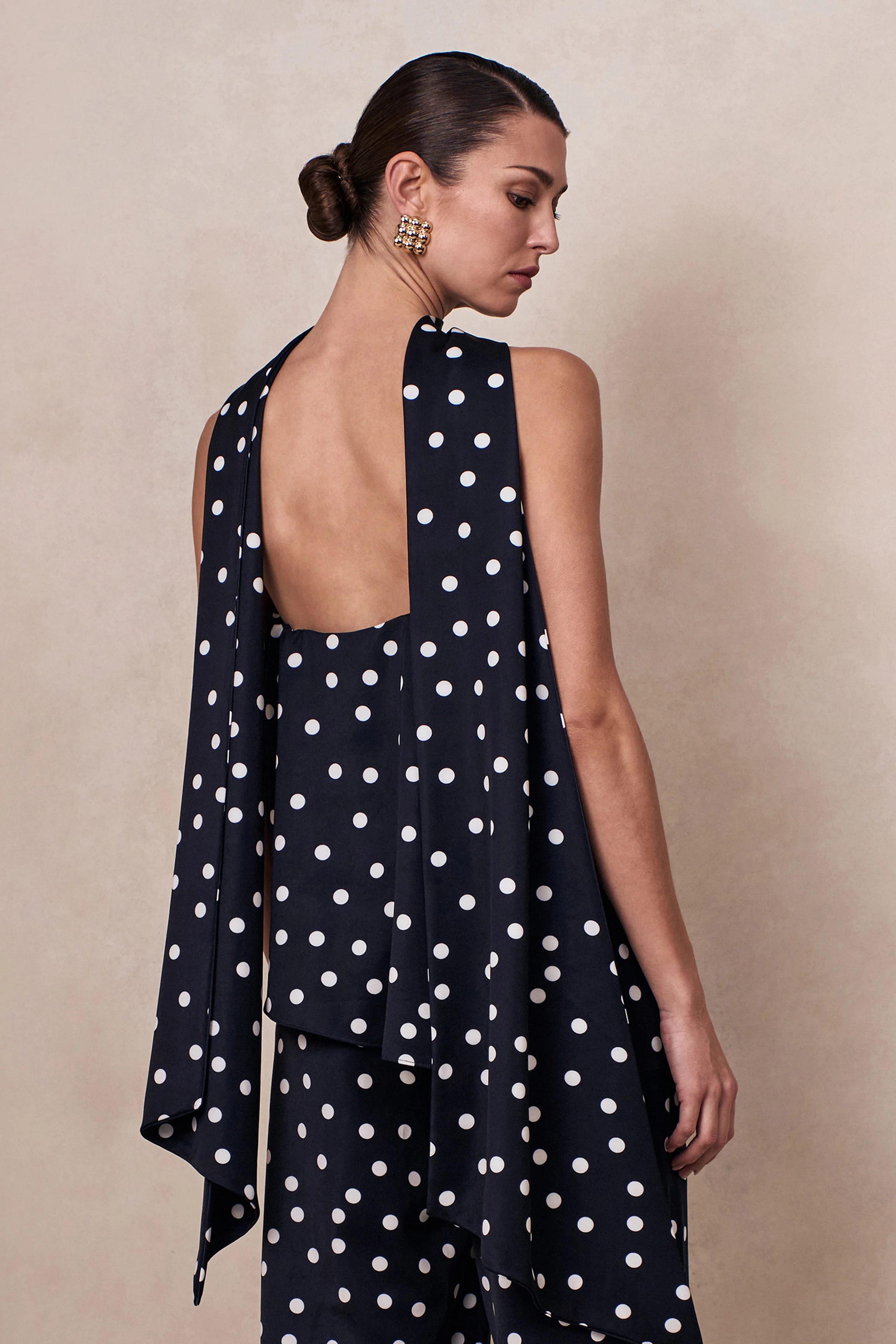 Evandra | Zwart-Witte Satijnen Stippen Print Bandeau Top Met Sjaal - Image 2
