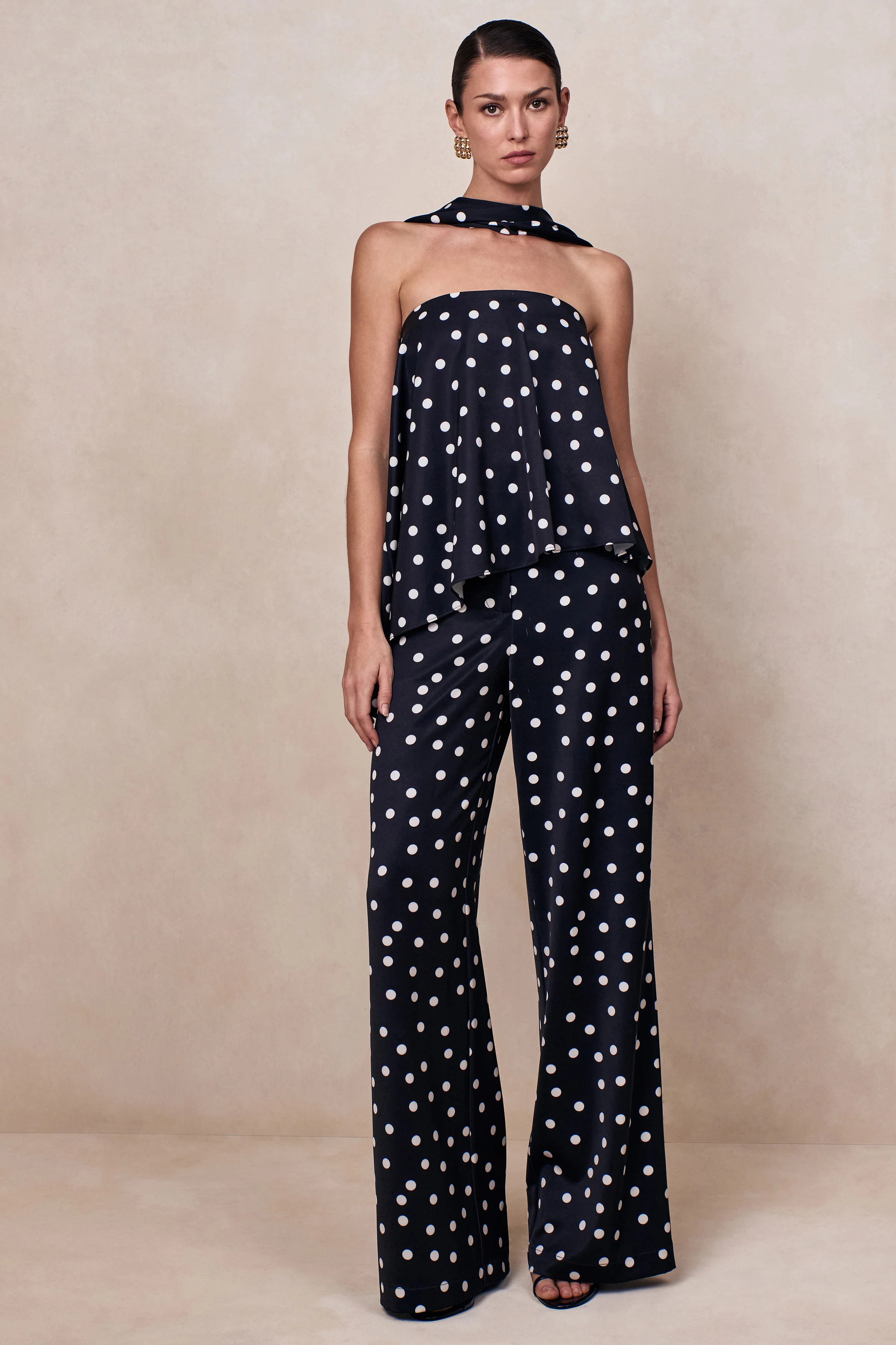 Evandra | Zwart-Witte Satijnen Stippen Print Bandeau Top Met Sjaal - Image 3