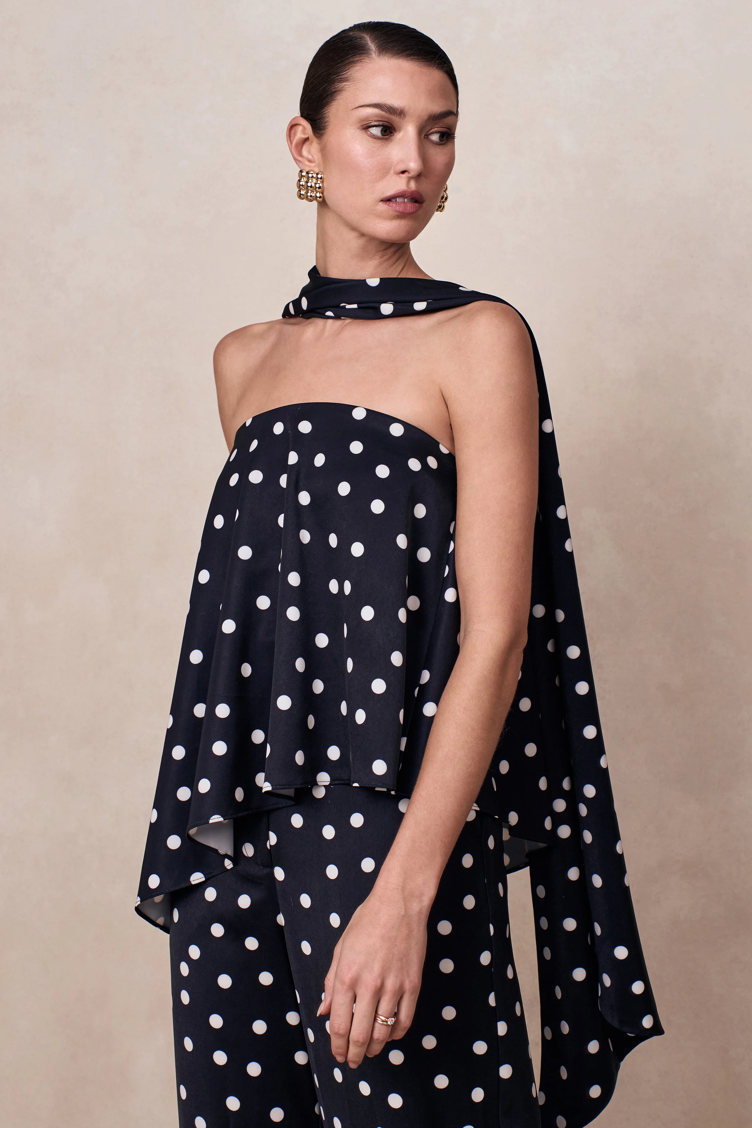 Evandra | Zwart-Witte Satijnen Stippen Print Bandeau Top Met Sjaal - Image 4