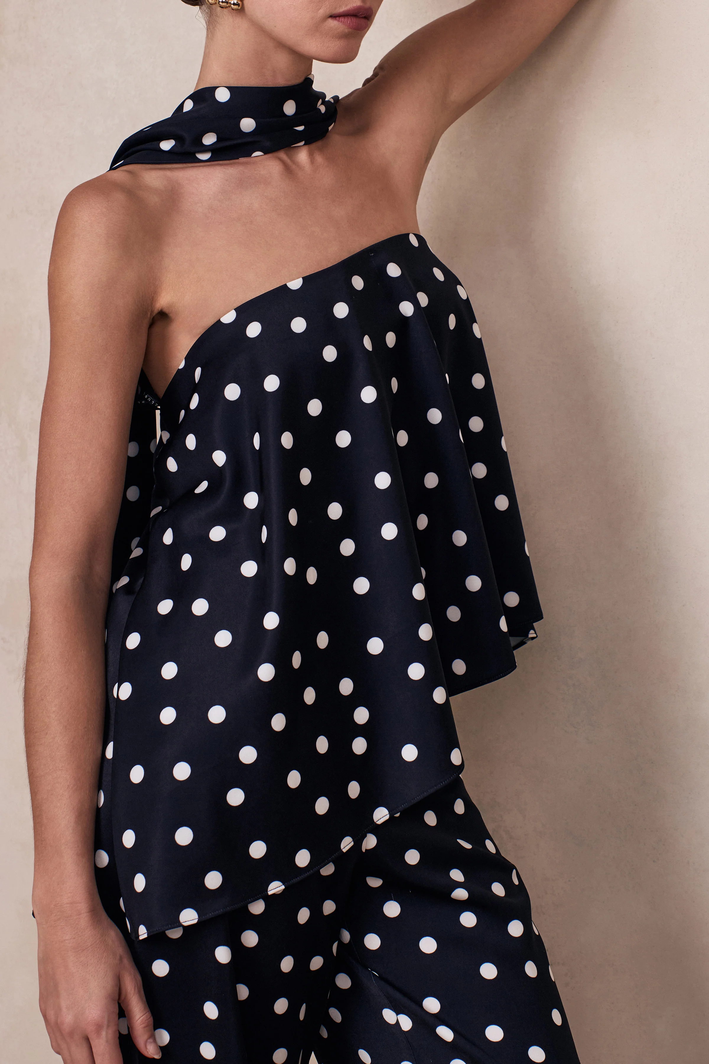 Evandra | Zwart-Witte Satijnen Stippen Print Bandeau Top Met Sjaal - Image 7