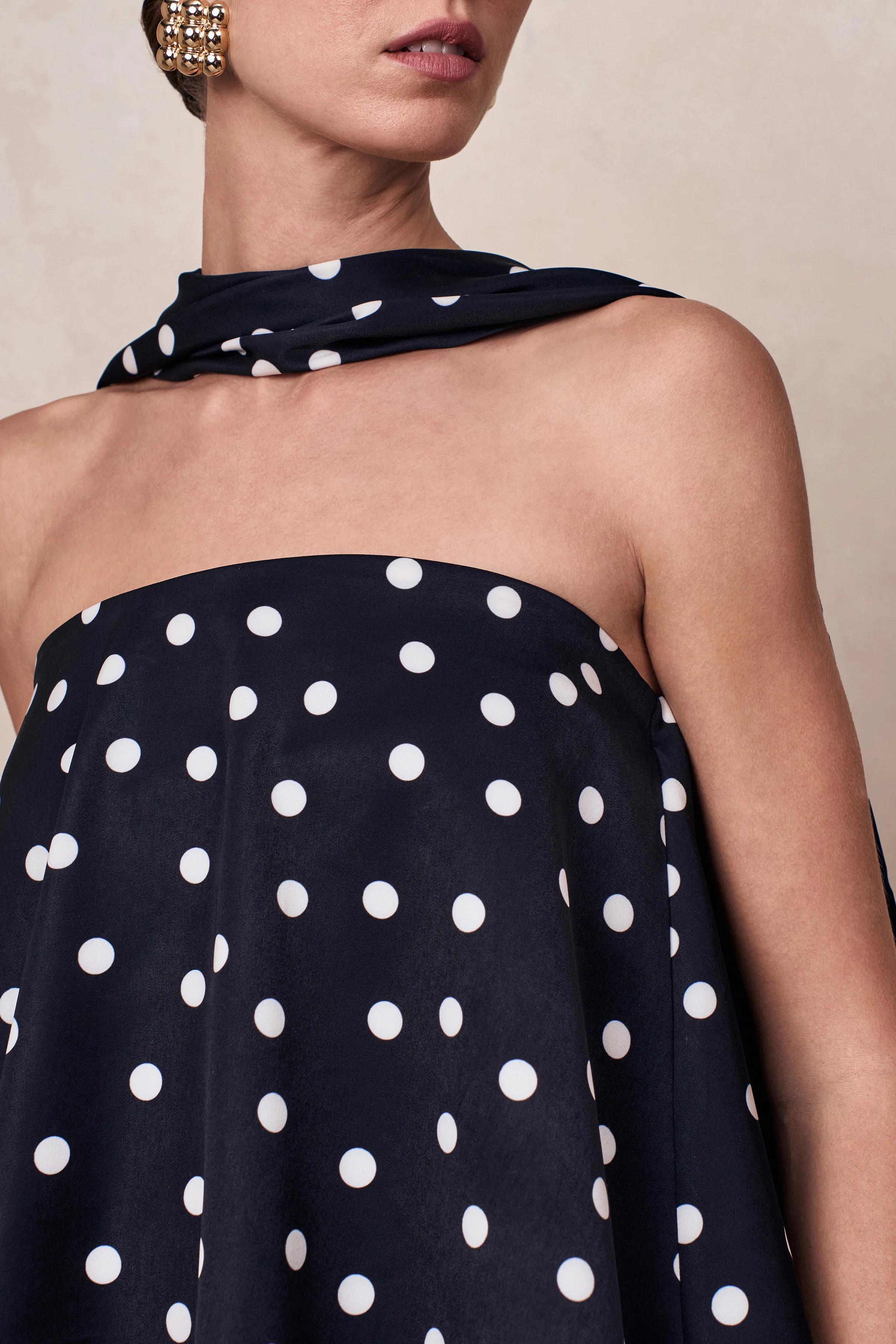 Evandra | Zwart-Witte Satijnen Stippen Print Bandeau Top Met Sjaal - Image 8