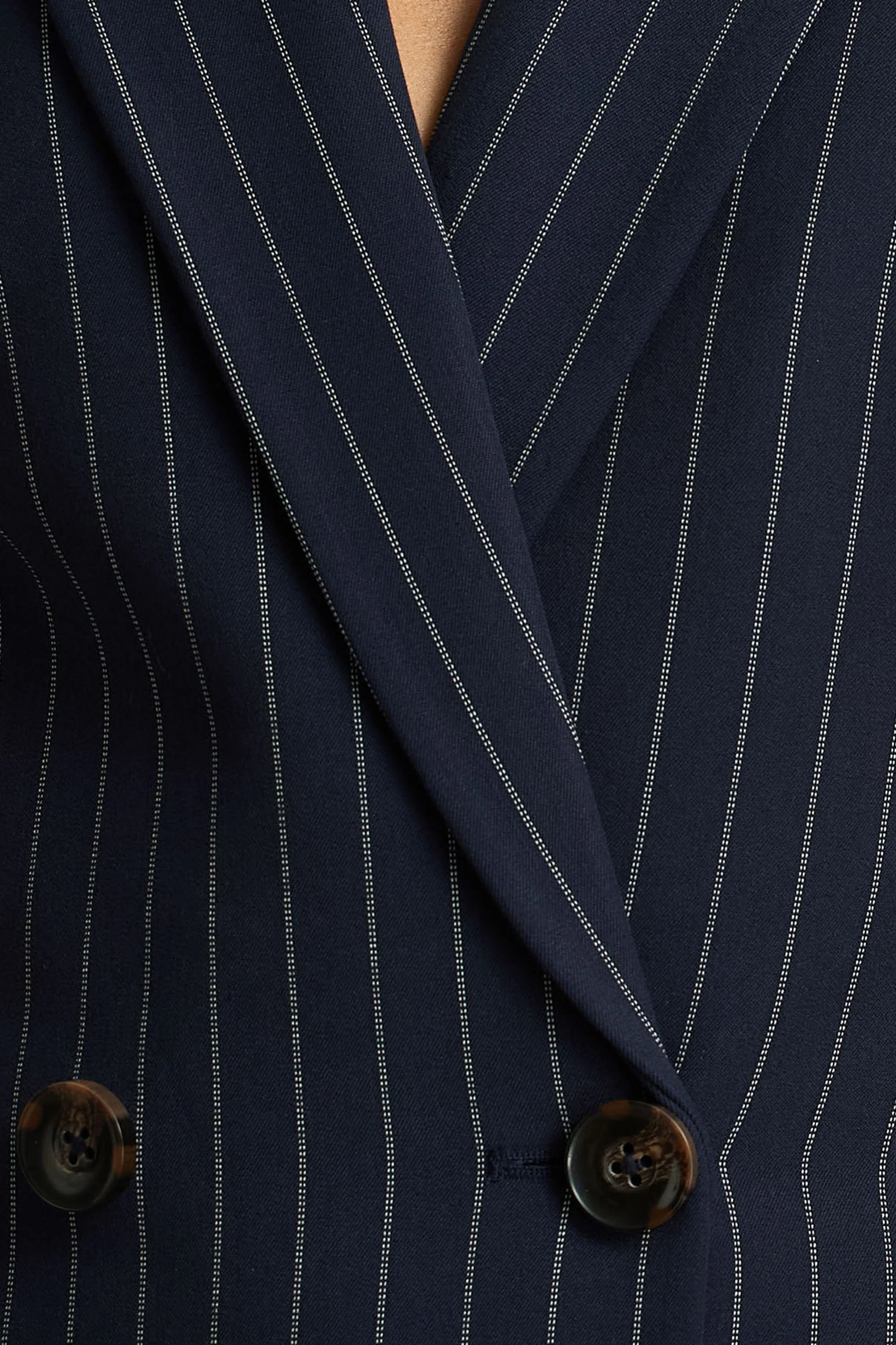 Eve | Marineblauwe Krijtstrepen Getailleerde Maxi-Jurk Met Diepe V-Hals - Image 7