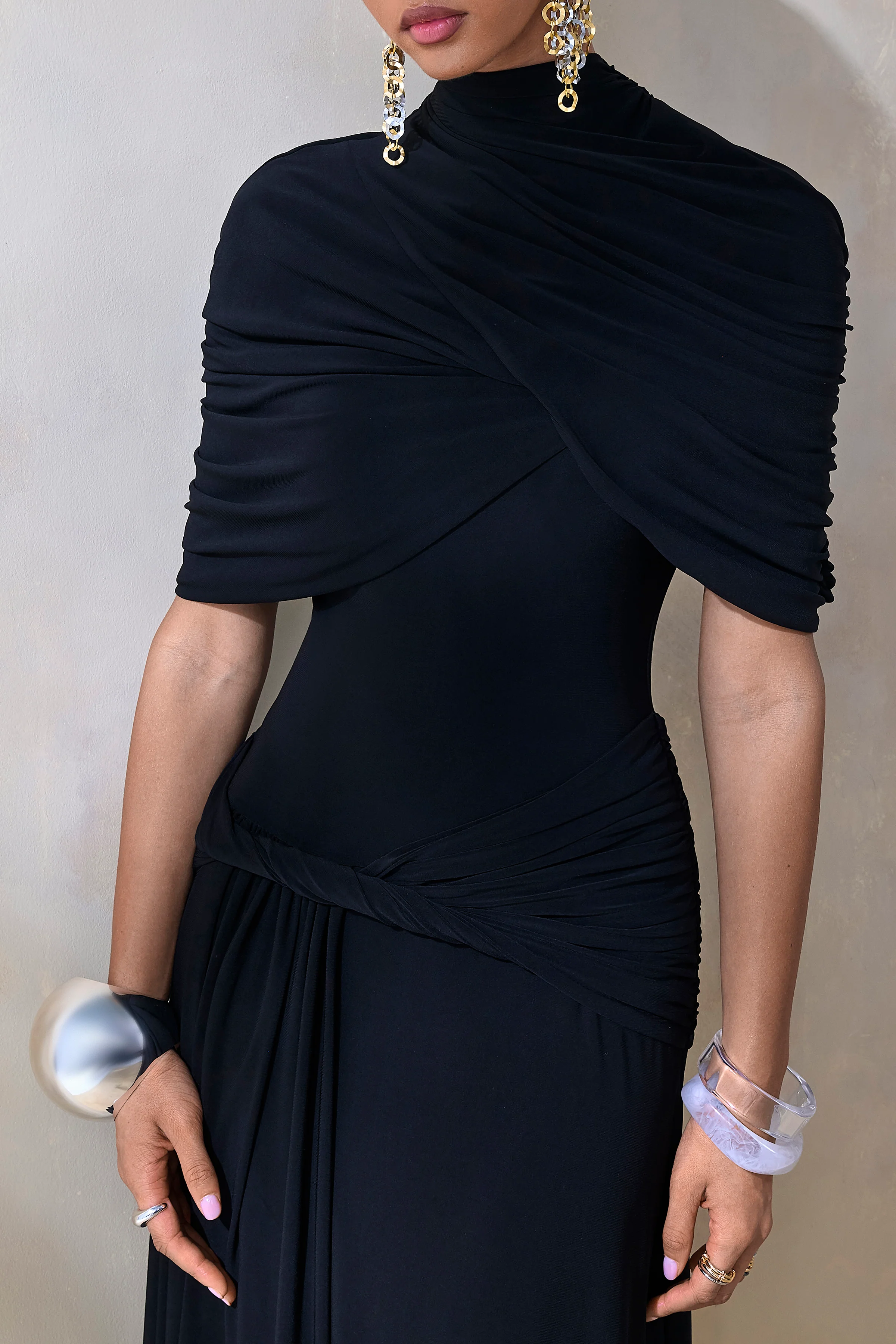 Evelisse | Zwarte Hoge Hals Maxi Jurk met Korte Cape Mouwen - Image 3