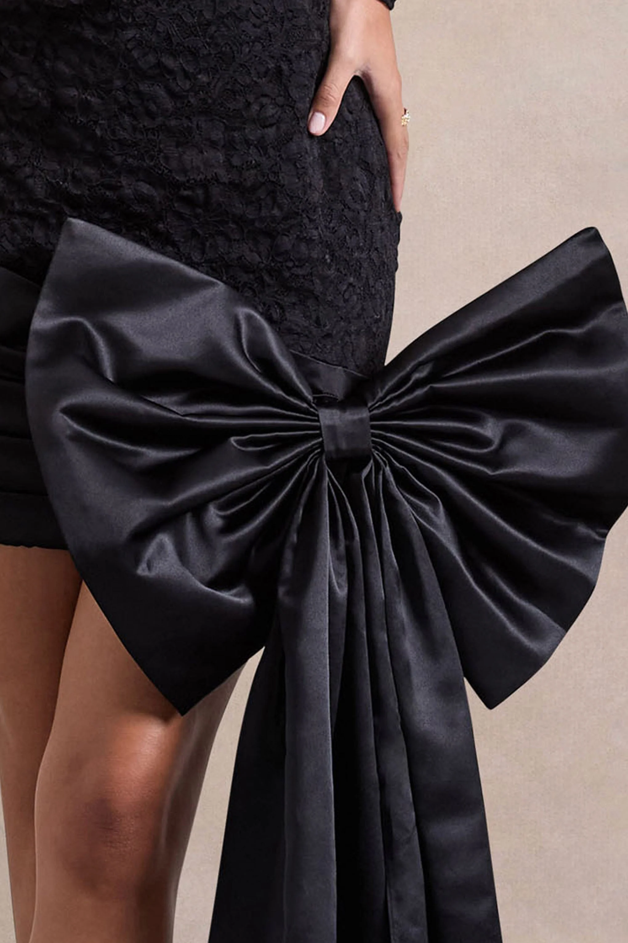 Evry | Zwarte Kanten Mini Jurk Met Lange Mouwen En Oversized Satijnen Strik Detail - Image 5