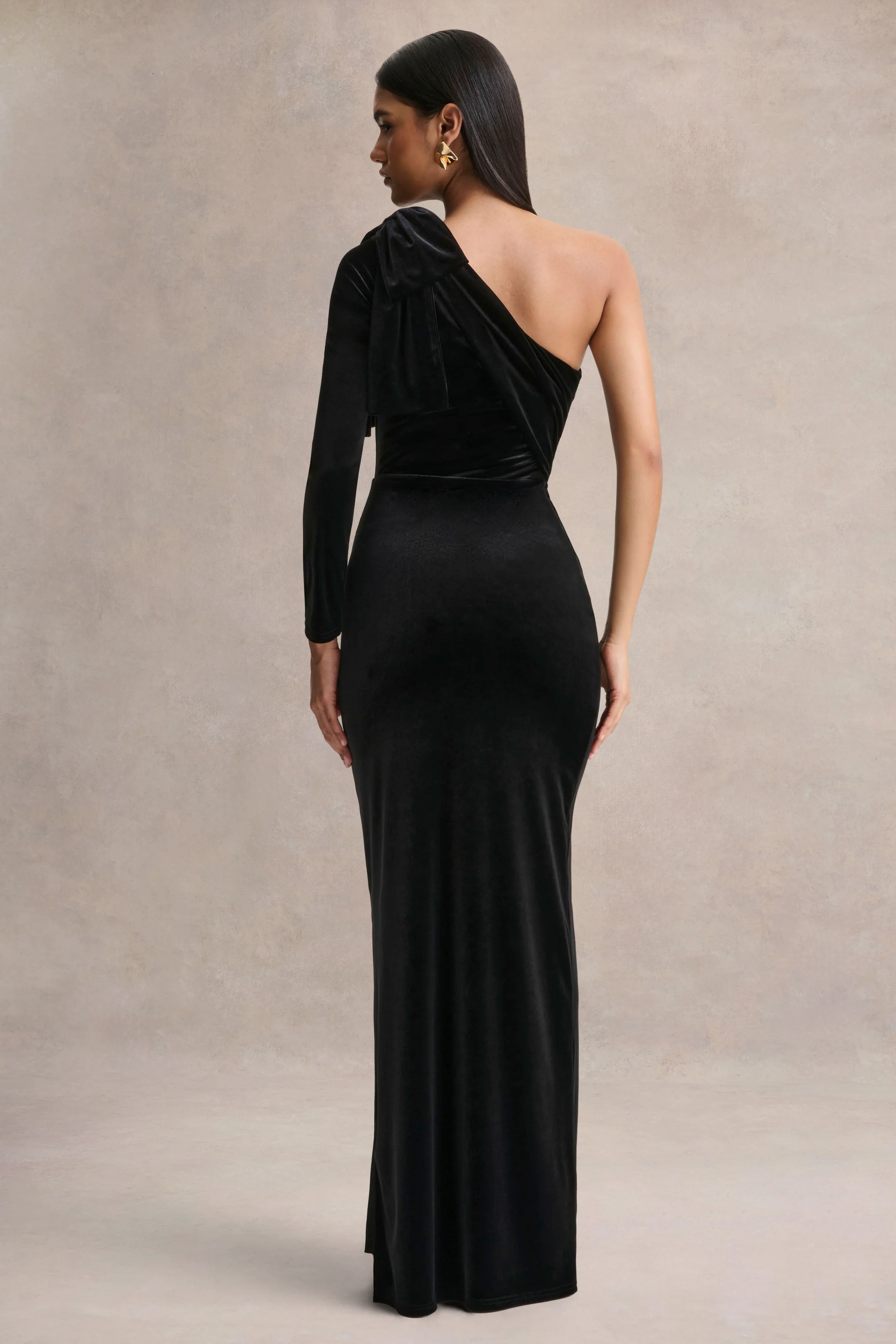 Farryn | Zwarte Maxi Jurk met Asymmetrische Halslijn en Strikdetail - Image 2