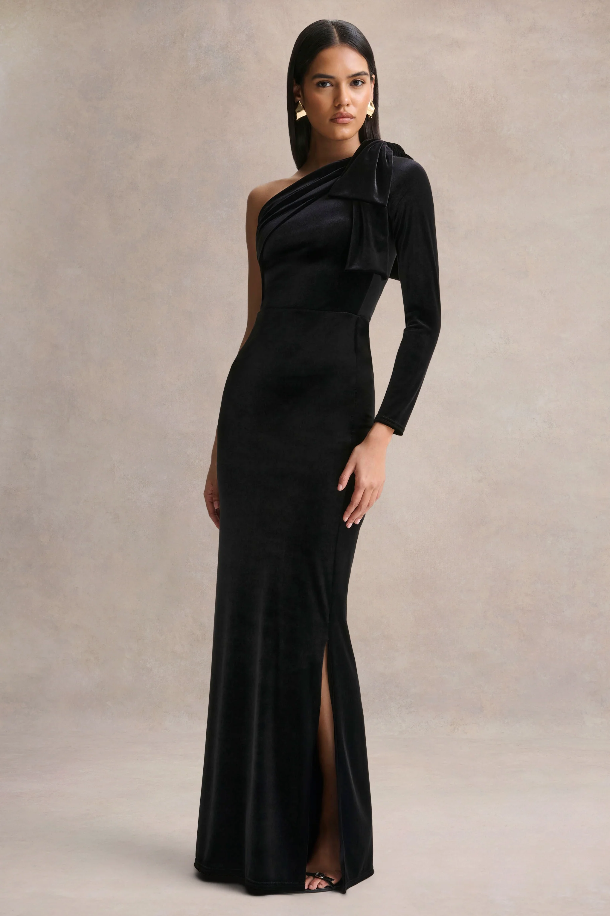Farryn | Zwarte Maxi Jurk met Asymmetrische Halslijn en Strikdetail - Image 4