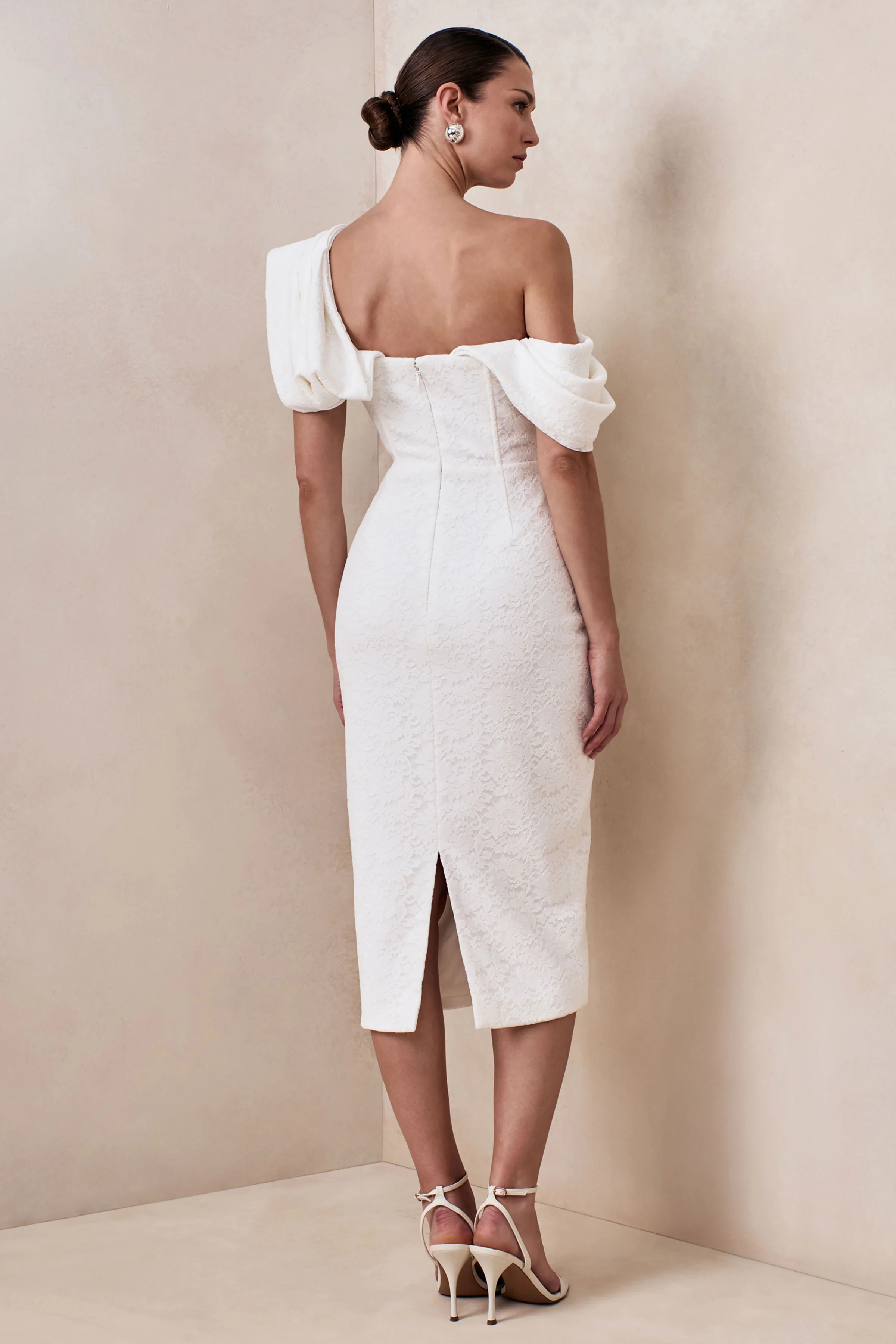 Farvera | Witte Kanten Midi Jurk Met Gedrapeerde Asymmetrische Hals - Image 2