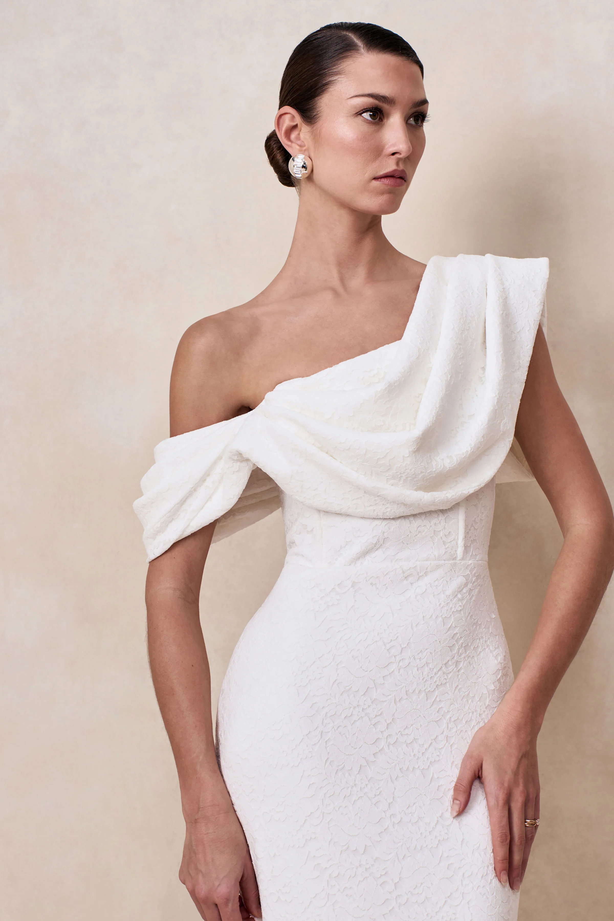Farvera | Witte Kanten Midi Jurk Met Gedrapeerde Asymmetrische Hals - Image 3