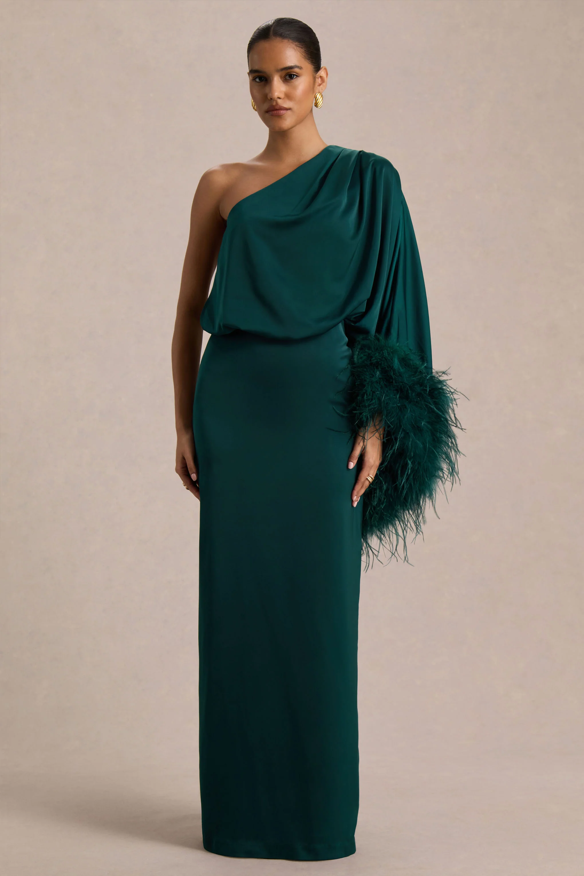 Felicity | Blauwgroene Satijnen Asymmetrische Hals Maxi Jurk Met Veren En Gerimpelde Detail