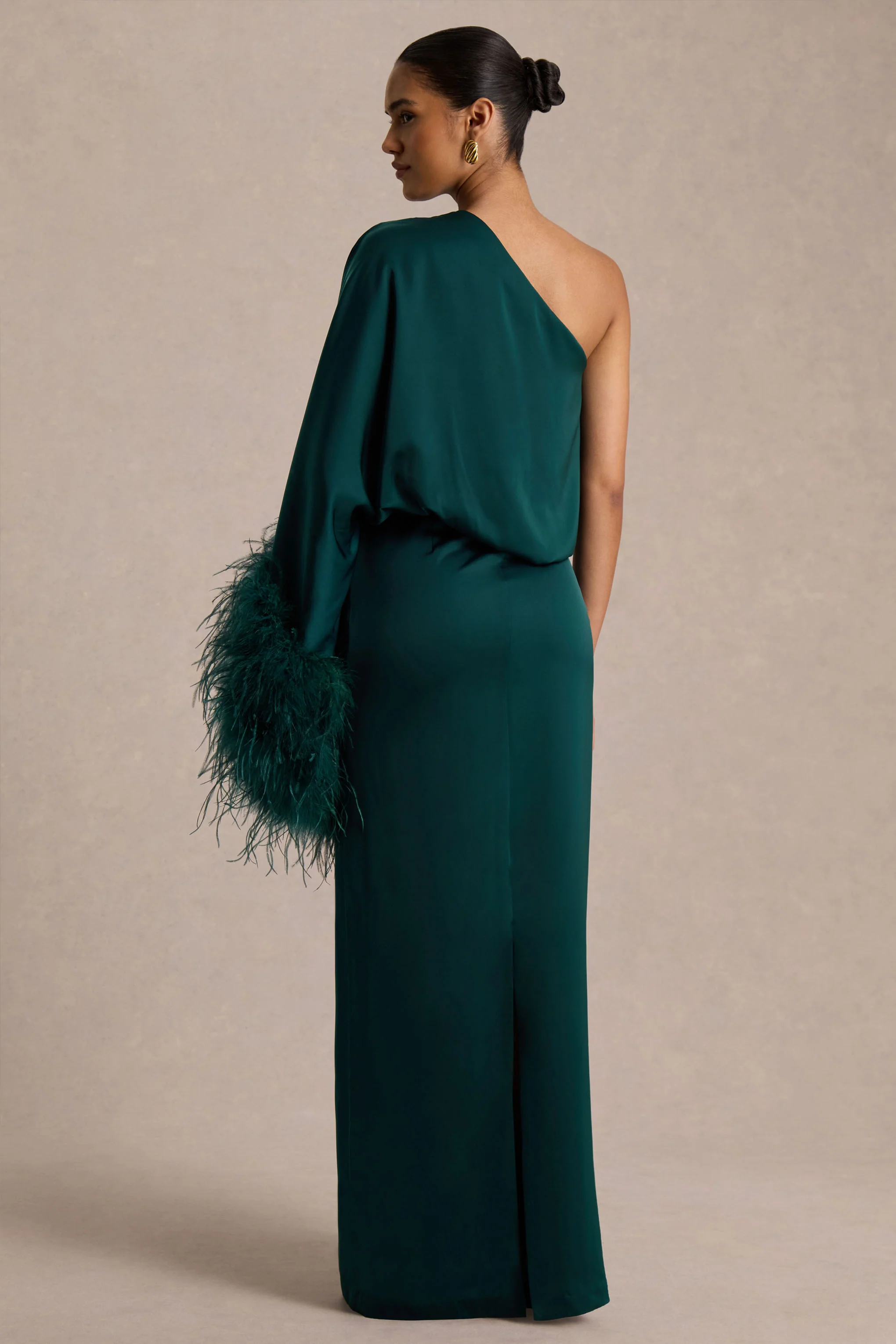 Felicity | Blauwgroene Satijnen Asymmetrische Hals Maxi Jurk Met Veren En Gerimpelde Detail - Image 2