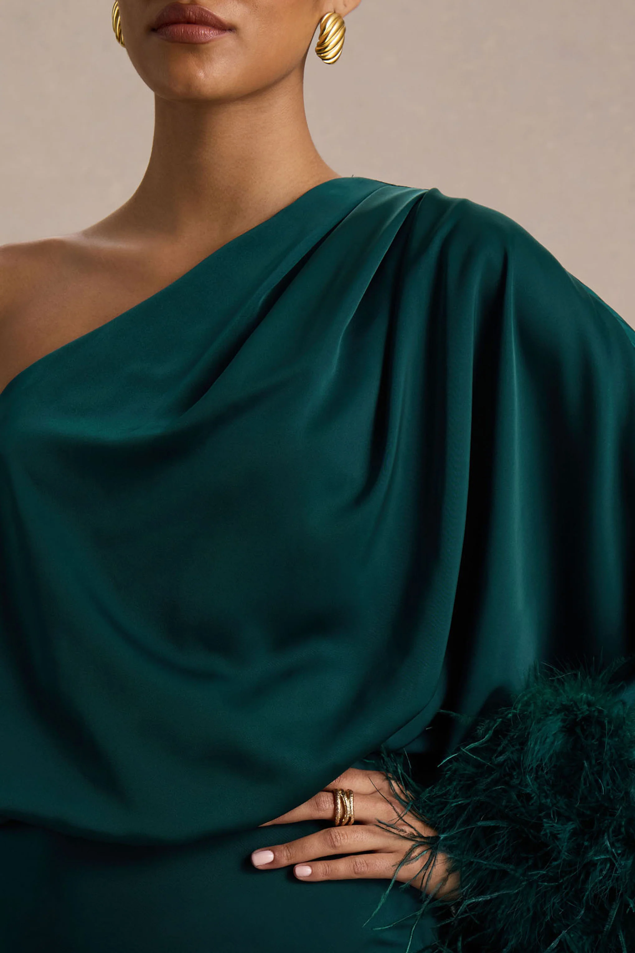 Felicity | Blauwgroene Satijnen Asymmetrische Hals Maxi Jurk Met Veren En Gerimpelde Detail - Image 3