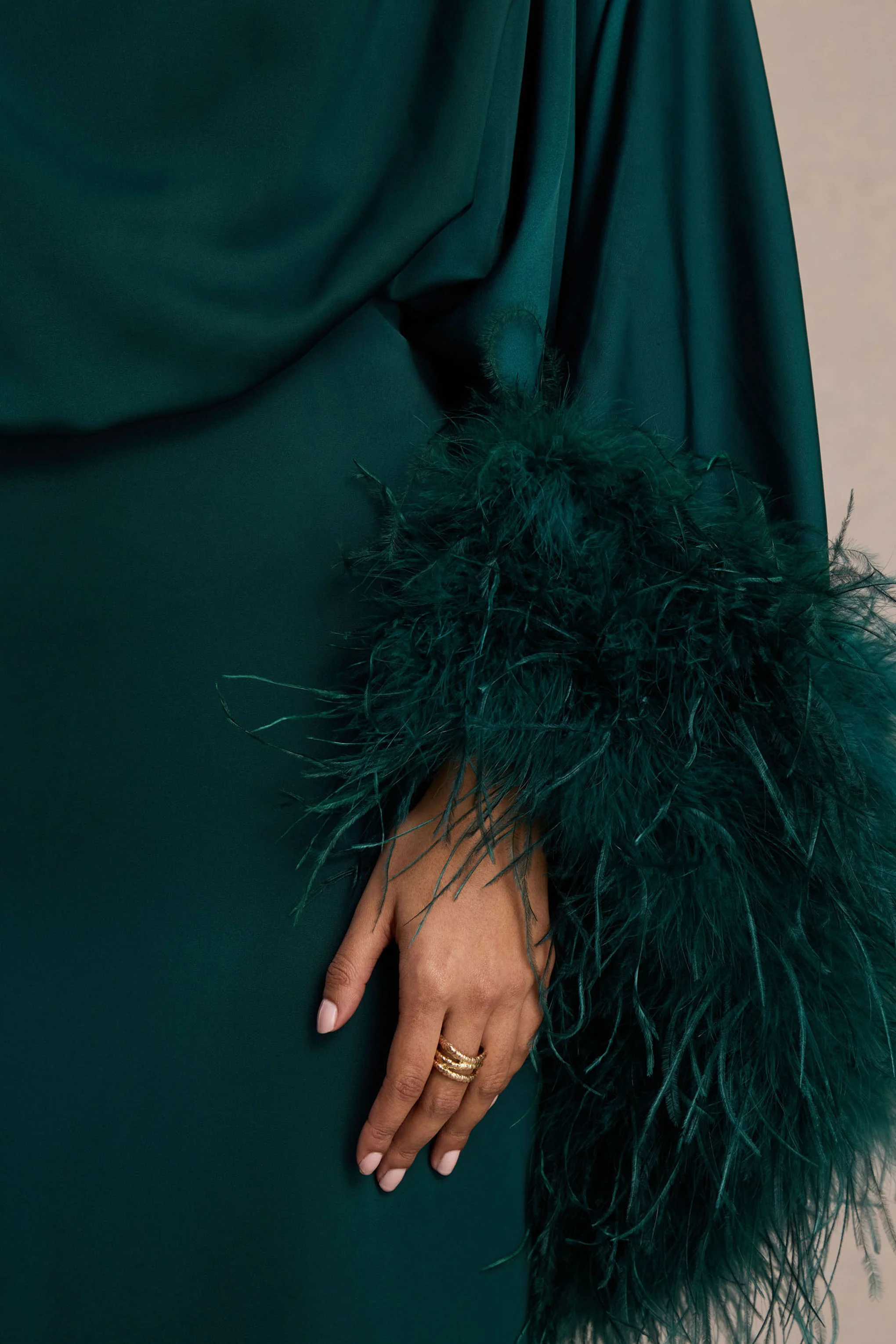 Felicity | Blauwgroene Satijnen Asymmetrische Hals Maxi Jurk Met Veren En Gerimpelde Detail - Image 6