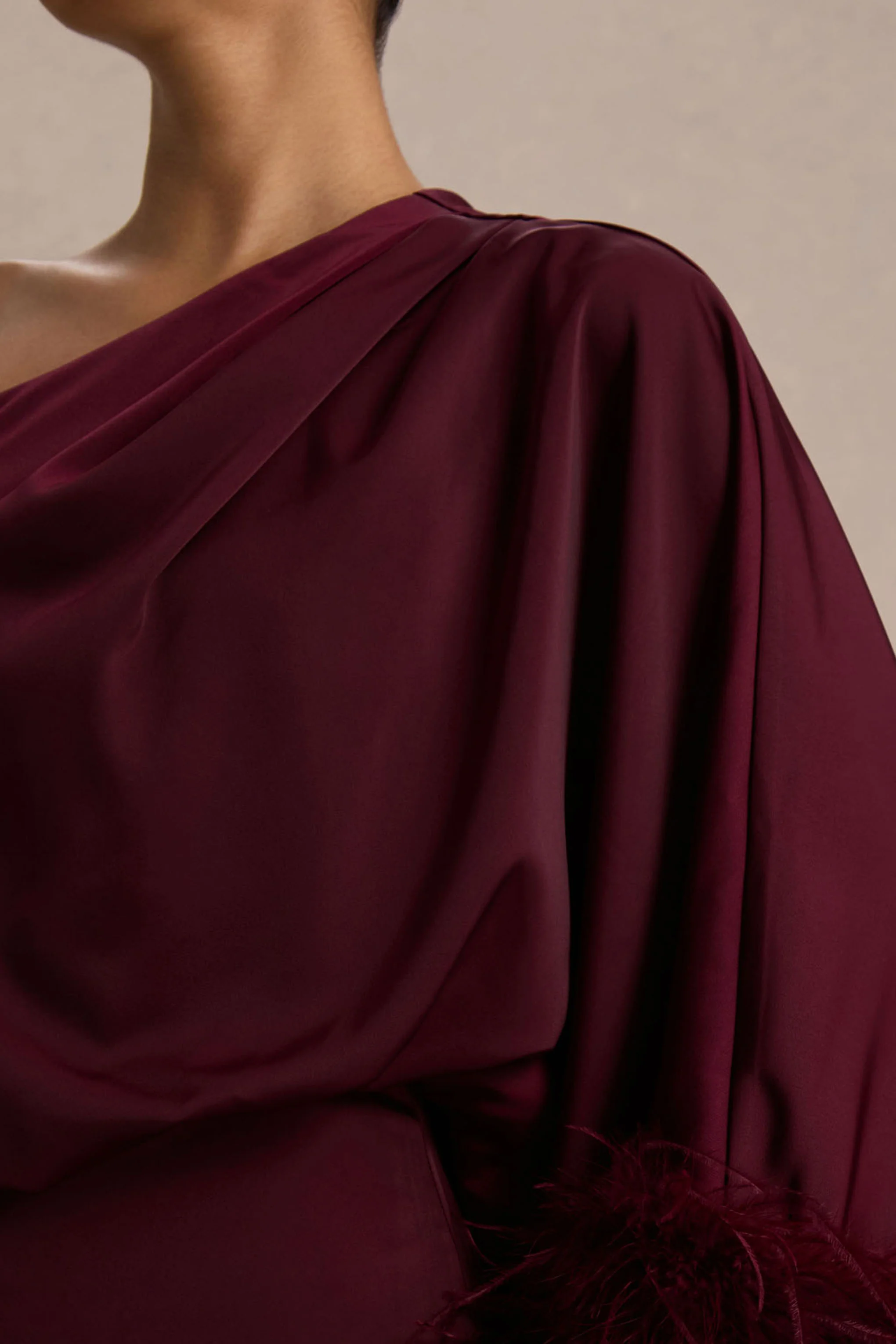 Felicity | Bordeaux Satijnen Asymmetrische Hals Maxi Jurk Met Veren En Gerimpelde Detail - Image 3