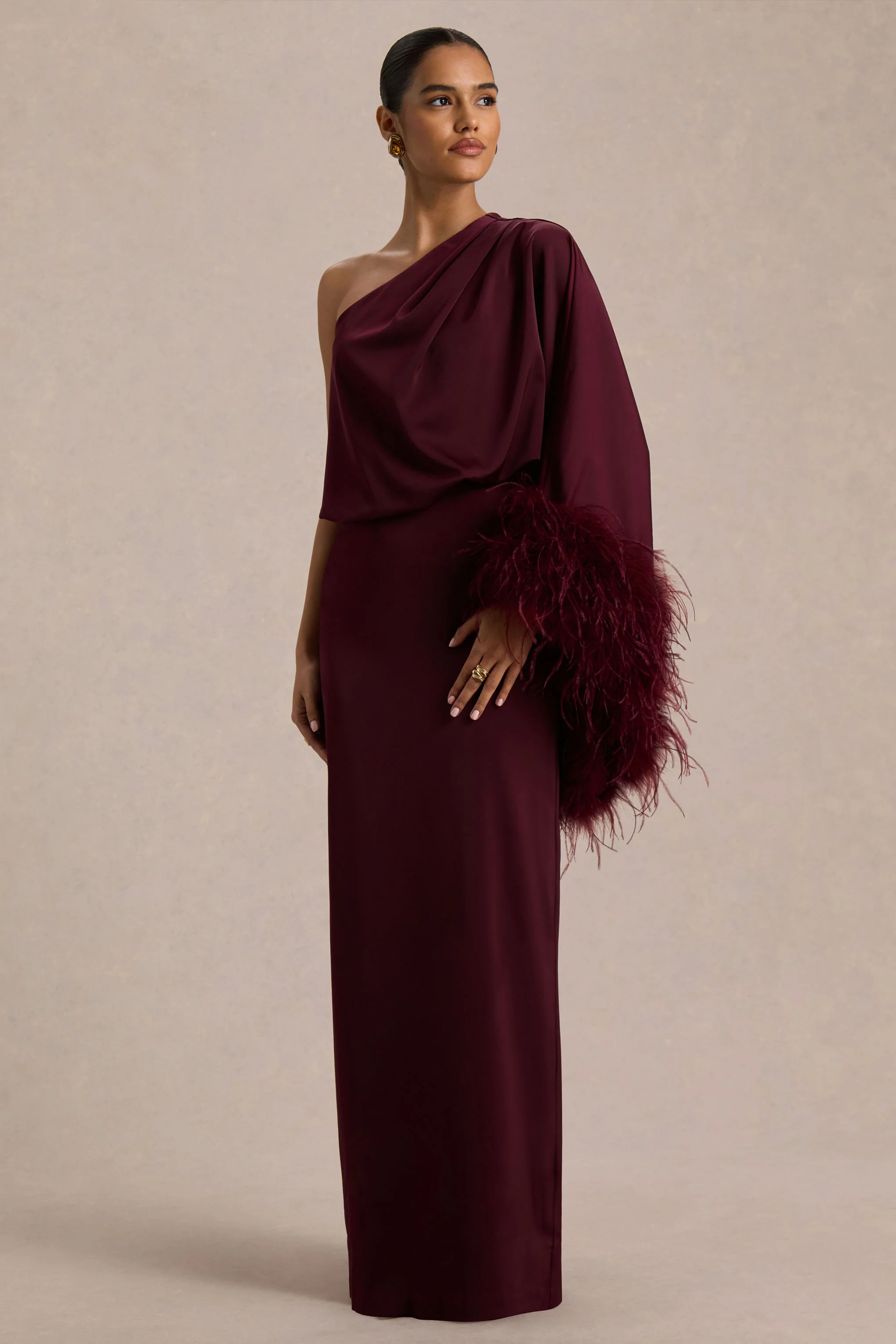 Felicity | Bordeaux Satijnen Asymmetrische Hals Maxi Jurk Met Veren En Gerimpelde Detail - Image 4